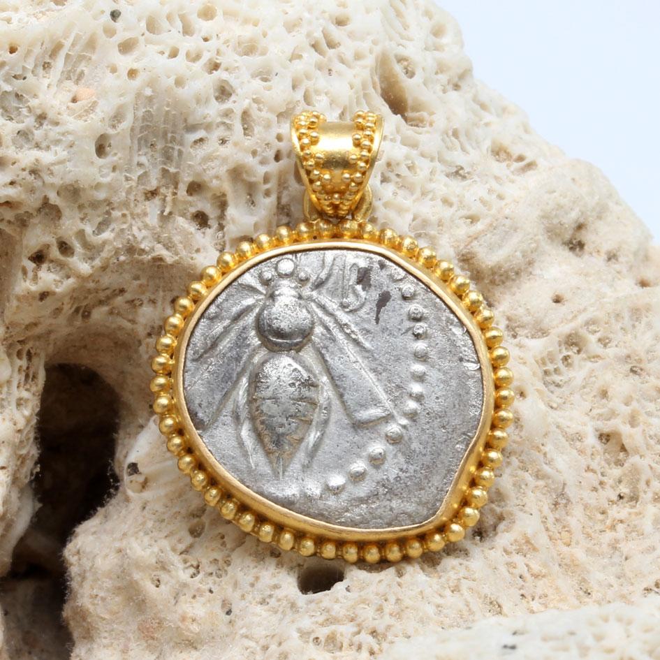 Pendentif en or 22K avec une pièce de monnaie en forme d'abeille de l'ancienne Grèce du 2e siècle avant J.-C. à Éphèse  en vente 1