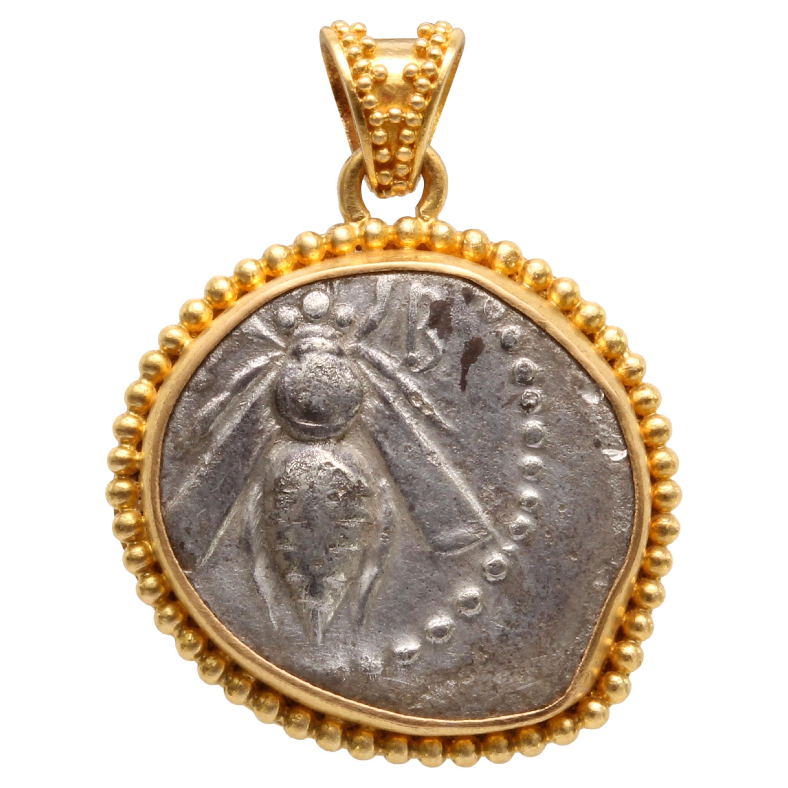 Pendentif en or 22K avec une pièce de monnaie en forme d'abeille de l'ancienne Grèce du 2e siècle avant J.-C. à Éphèse  en vente