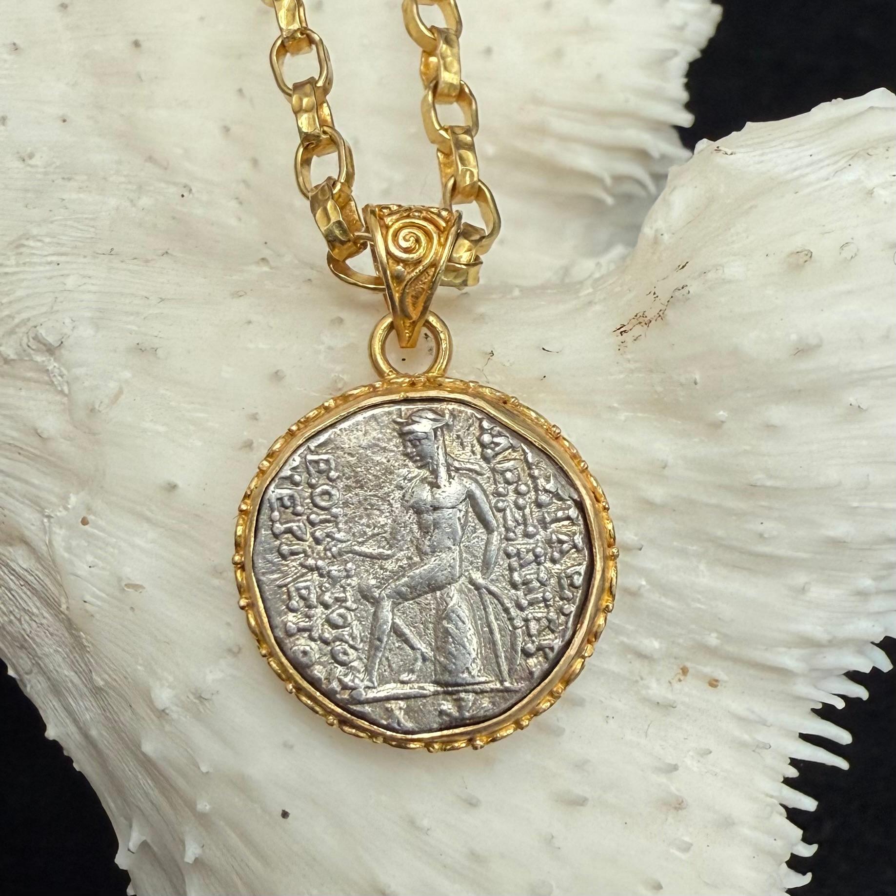 Ciondolo in oro 18 carati con moneta del dio Apollo del II secolo a.C. in vendita 6