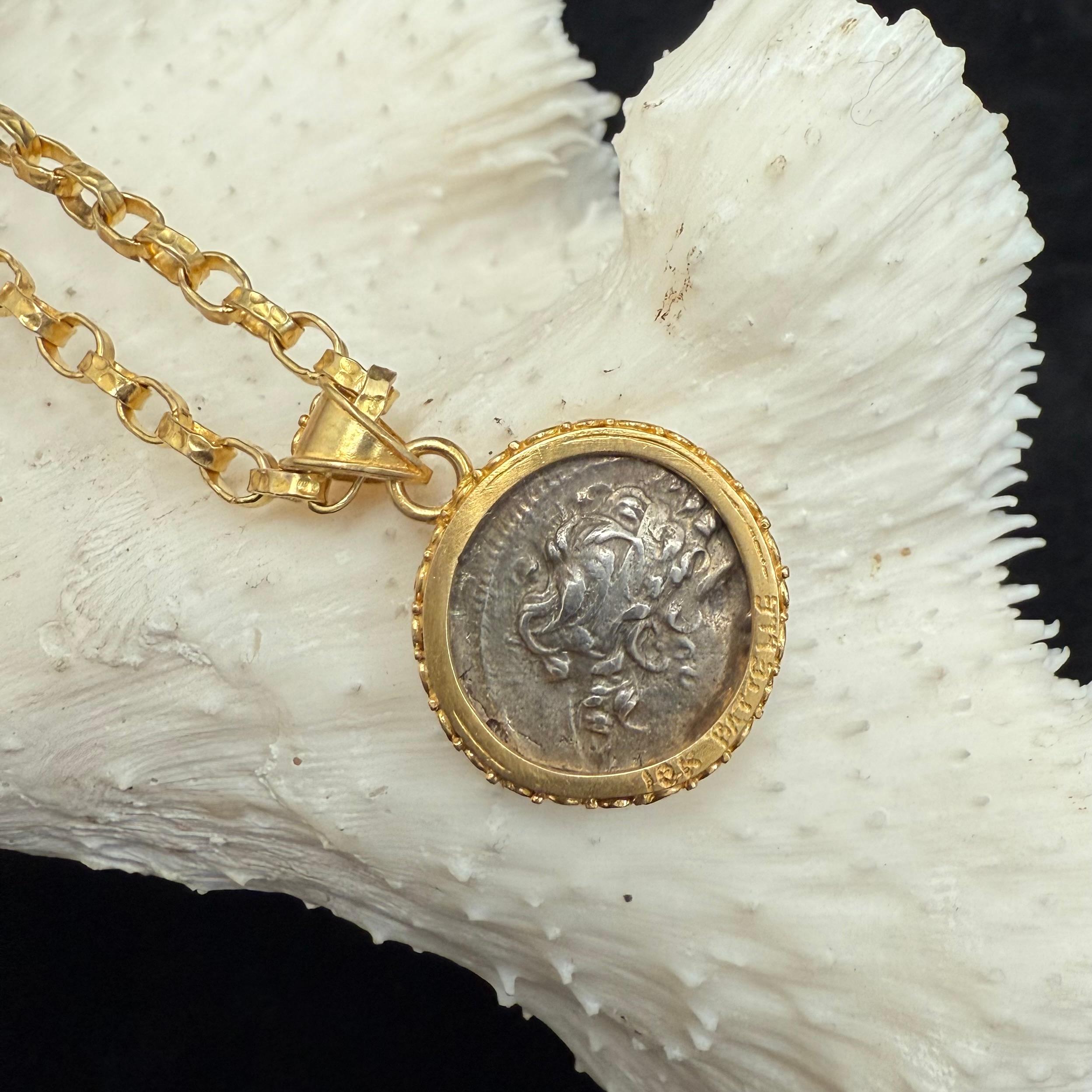 Ciondolo in oro 18 carati con moneta del dio Apollo del II secolo a.C. in vendita 7
