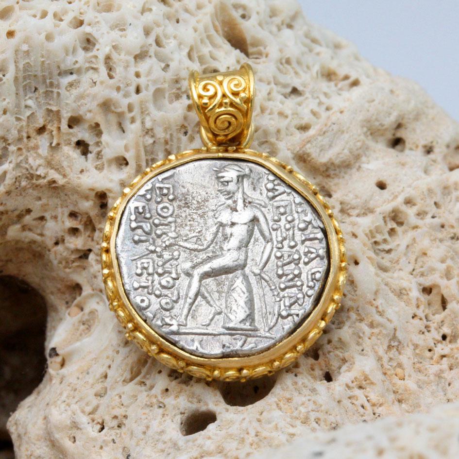 Greco classico Ciondolo in oro 18 carati con moneta del dio Apollo del II secolo a.C. in vendita