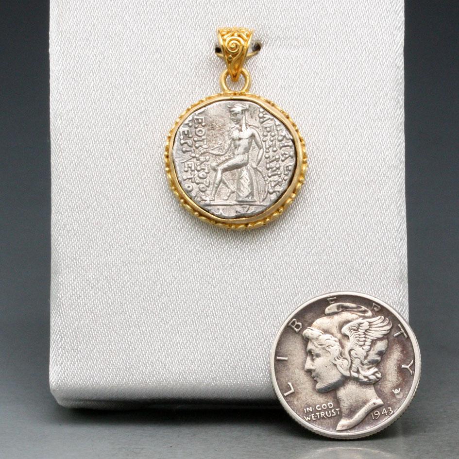 Ciondolo in oro 18 carati con moneta del dio Apollo del II secolo a.C. in vendita 1