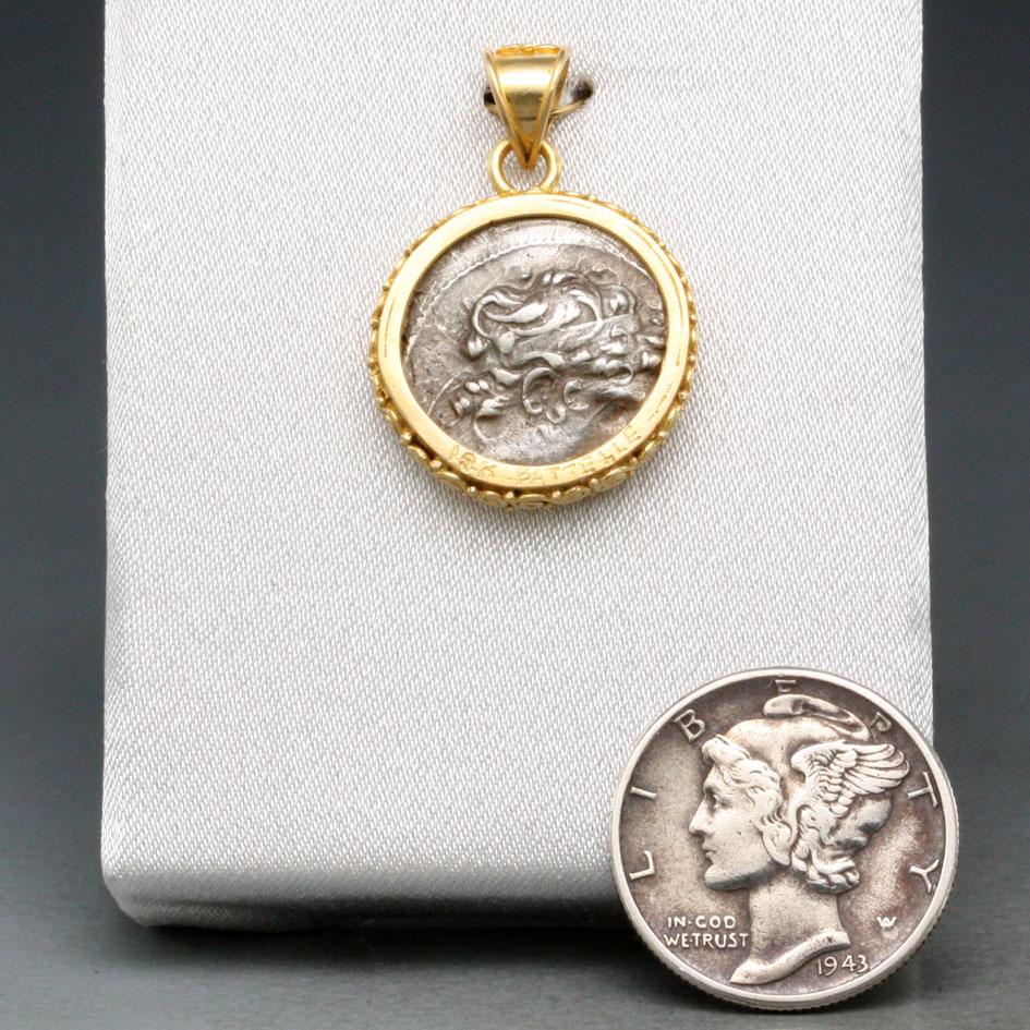 Ciondolo in oro 18 carati con moneta del dio Apollo del II secolo a.C. in vendita 2