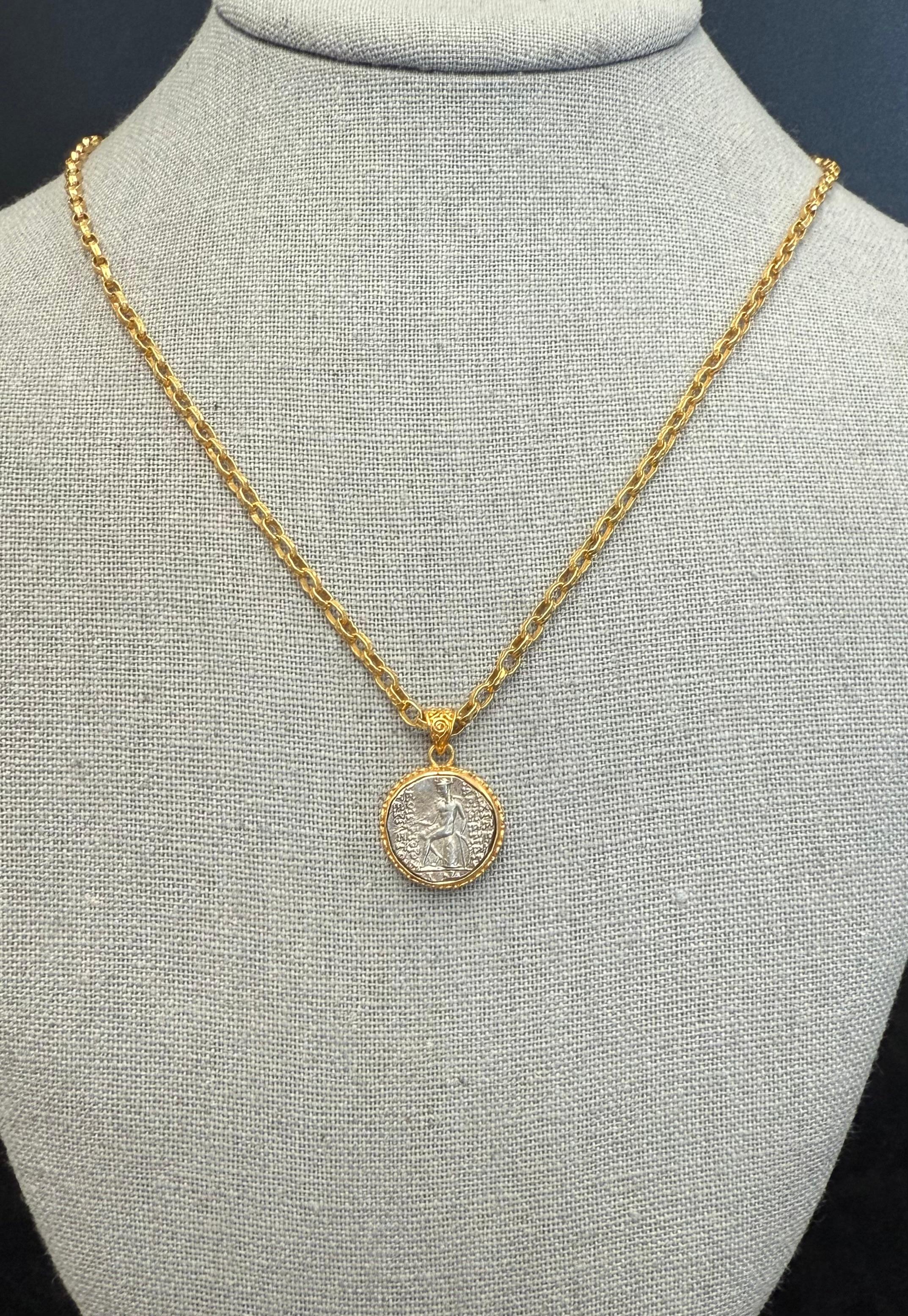 Ciondolo in oro 18 carati con moneta del dio Apollo del II secolo a.C. in vendita 4