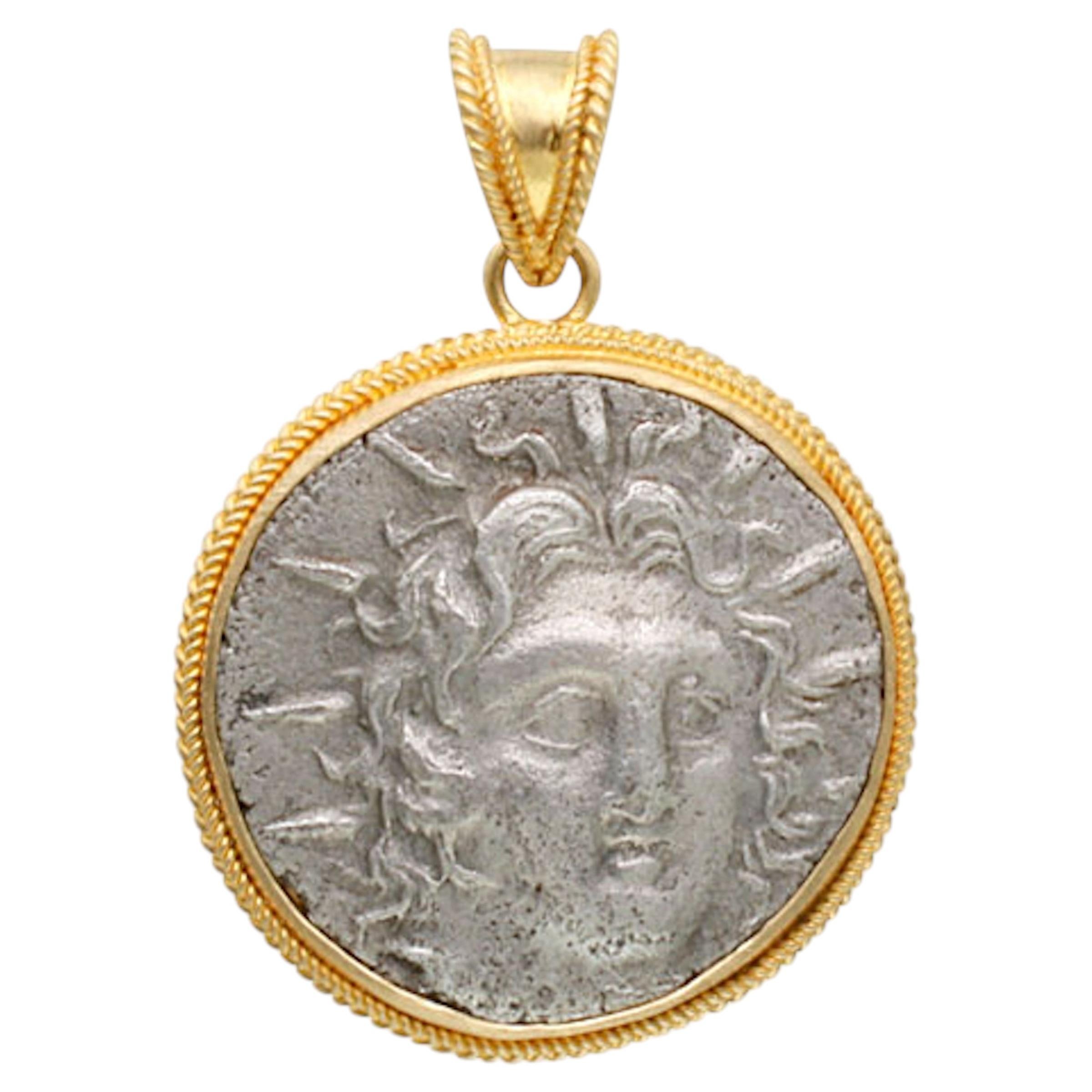 Ciondolo in oro 18 carati con moneta di Helios di Rhode, antica Grecia del II secolo a.C.
