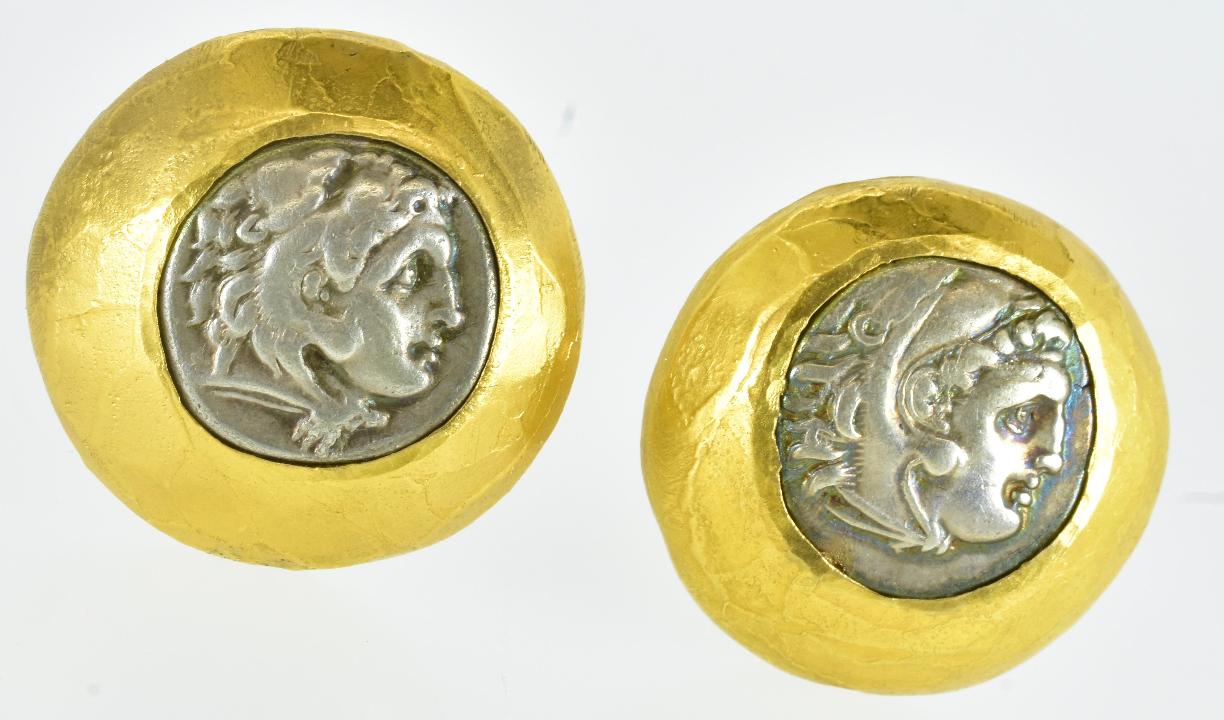 Pièces de monnaie en argent de l'Antiquité grecque, 330 A.I.C., serties dans de l'or 22K, boucles d'oreilles martelées à la main.  Excellent état - En vente à Aspen, CO