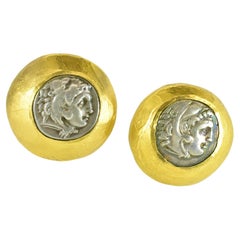 Antike griechische, 330 v. Chr. Silbermünze in 22 Karat Gold gefasst, handgehämmerte Ohrringe. 