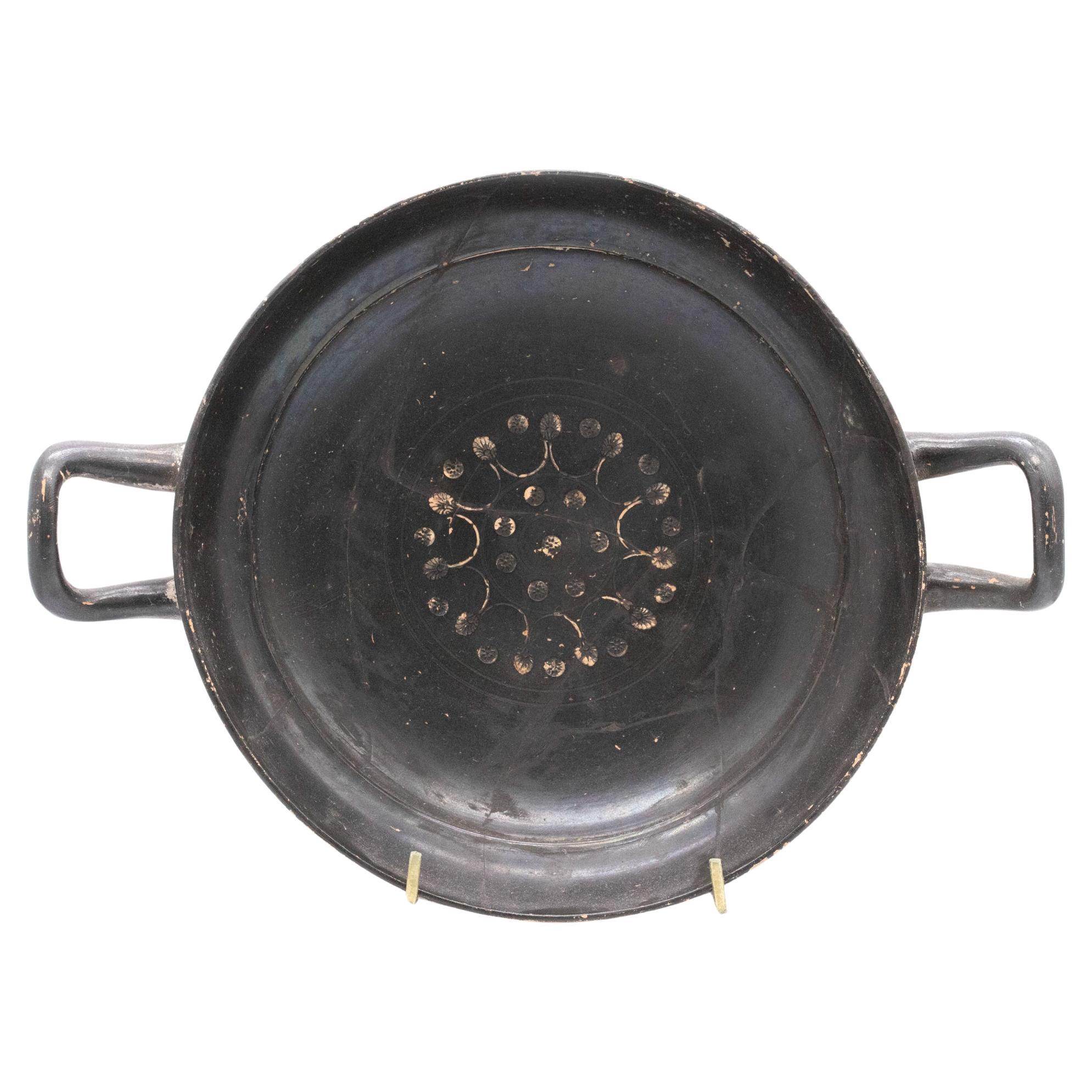 Vase Kylix à anse en terre cuite noire de la Sicile du Sud 350 av. J.-C. en vente