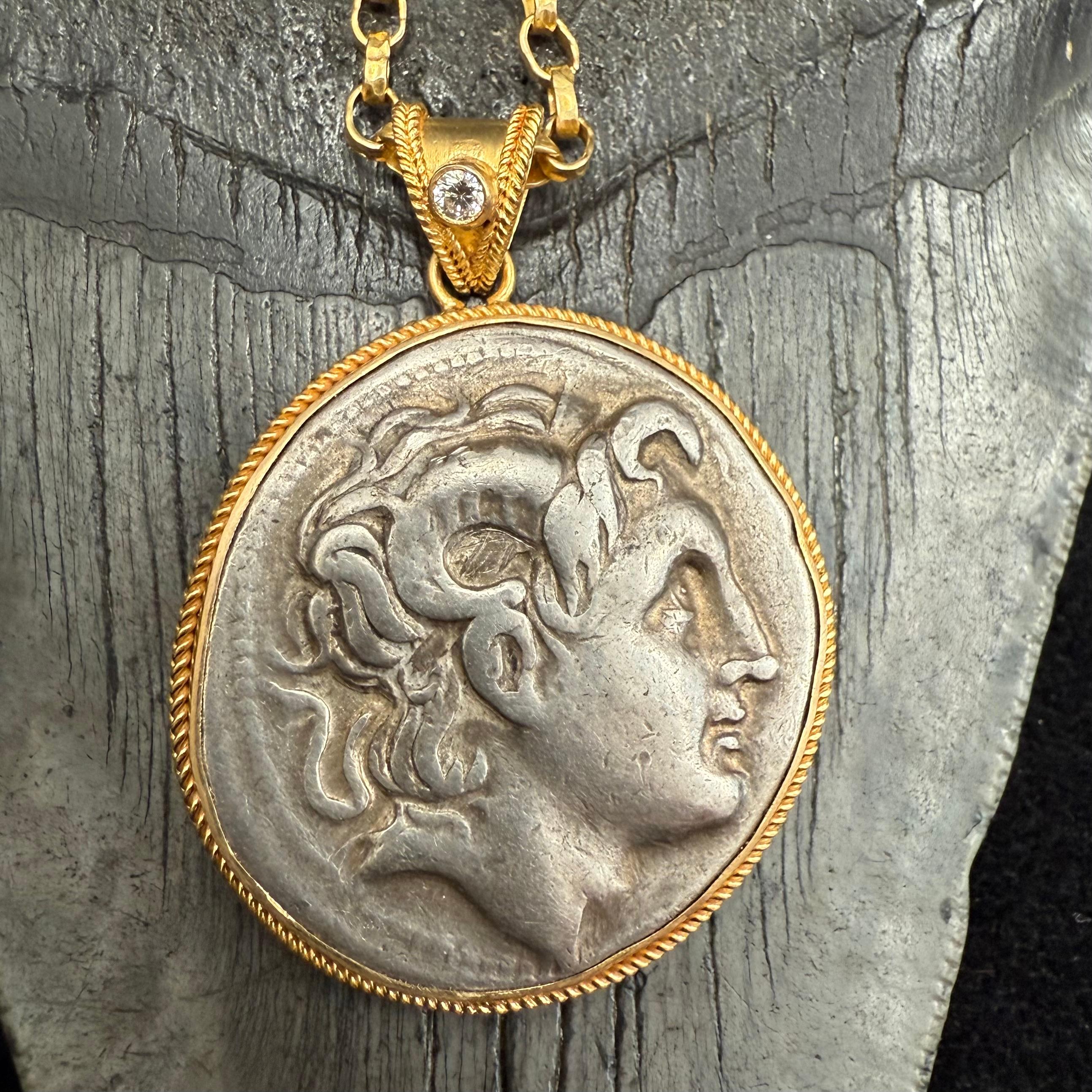 Pendentif en or 18K en forme de pièce de monnaie d'Alexander le Grand du 3e siècle avant J.-C., avec diamant en vente 4