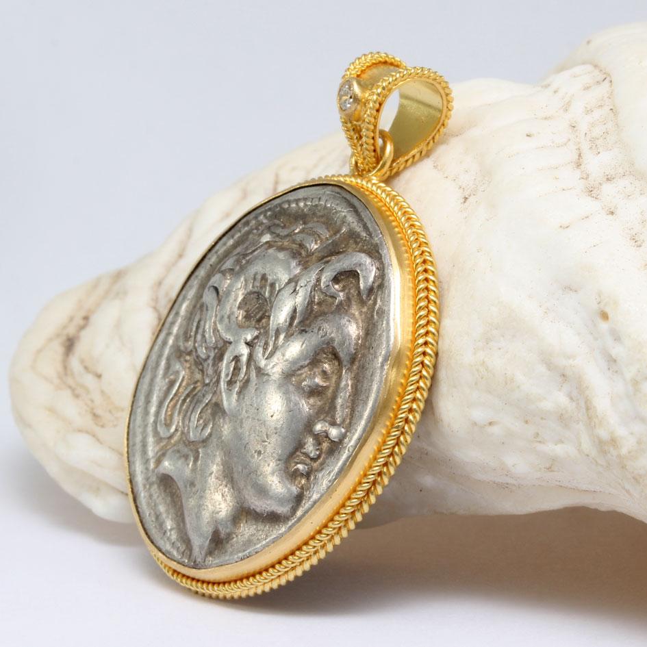 Grec classique Pendentif en or 18K en forme de pièce de monnaie d'Alexander le Grand du 3e siècle avant J.-C., avec diamant en vente