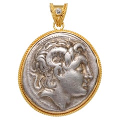 Antigua moneda griega del siglo III a.C. de Alejandro Magno Colgante de oro de 18 quilates con diamantes