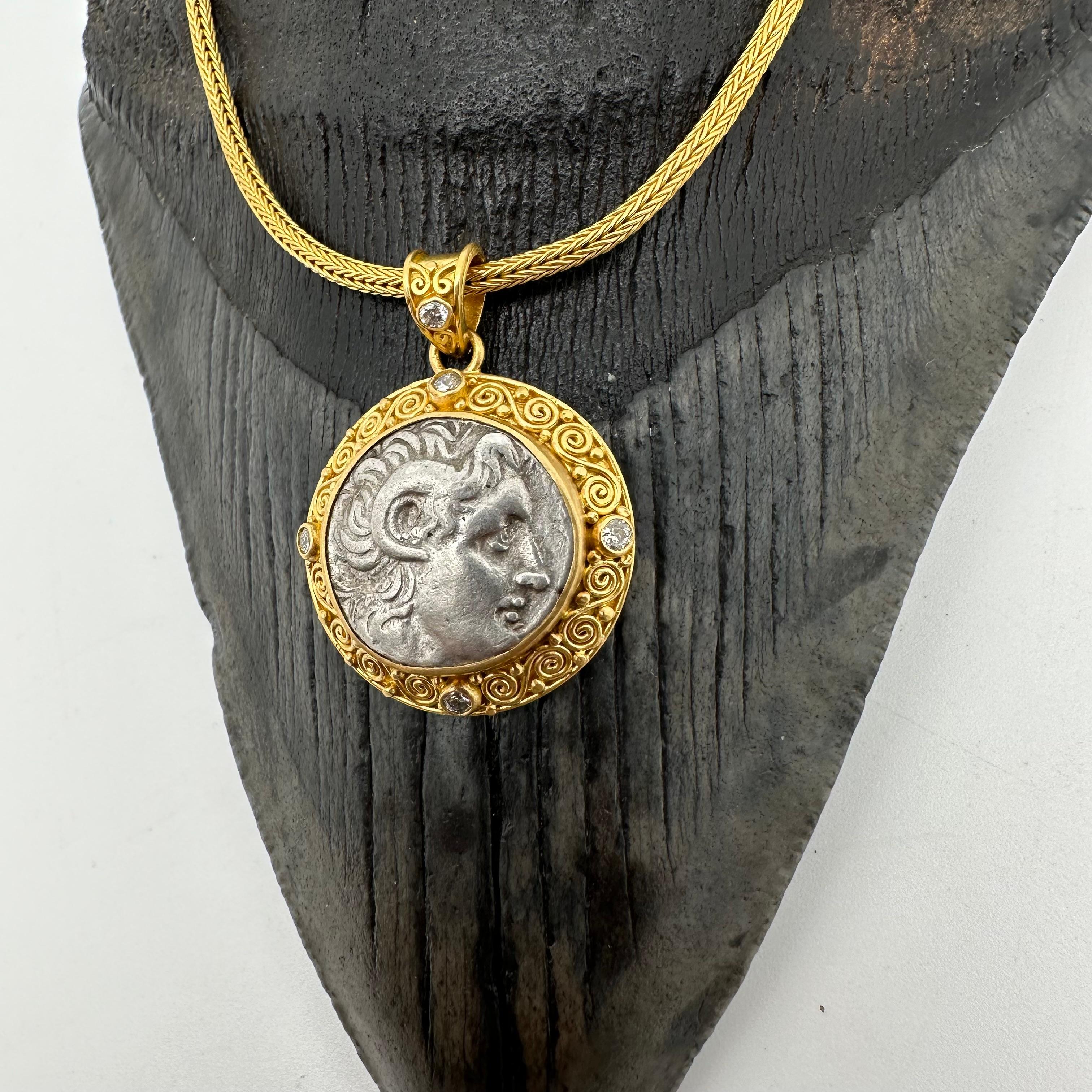 Pendentif en or 22K avec pièce de monnaie grecque ancienne du 3e siècle av. J.-C. Alexander the Great Diamonds en vente 4