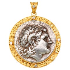Moneta greca del III secolo a.C. di Alessandro Magno con diamanti, ciondolo in oro 22 carati