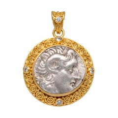 Moneta greca del III secolo a.C. di Alessandro Magno con diamanti, ciondolo in oro 22 carati