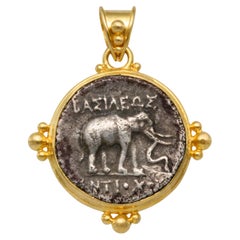 Pendentif en or 18K représentant une pièce de monnaie grecque antique du 3e siècle avant J.-C., Antiochus, en forme d'éléphant 