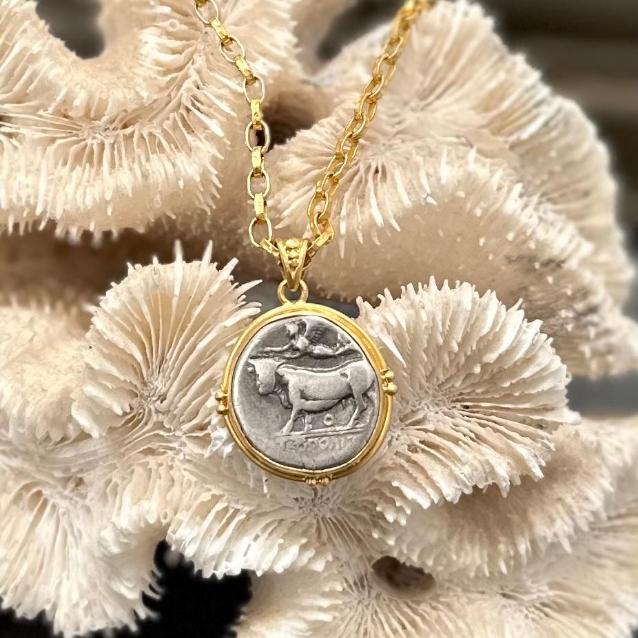 Ciondolo in oro 18K dell'antica Grecia del III secolo a.C. con toro con testa di uomo e moneta di Nike in vendita 3
