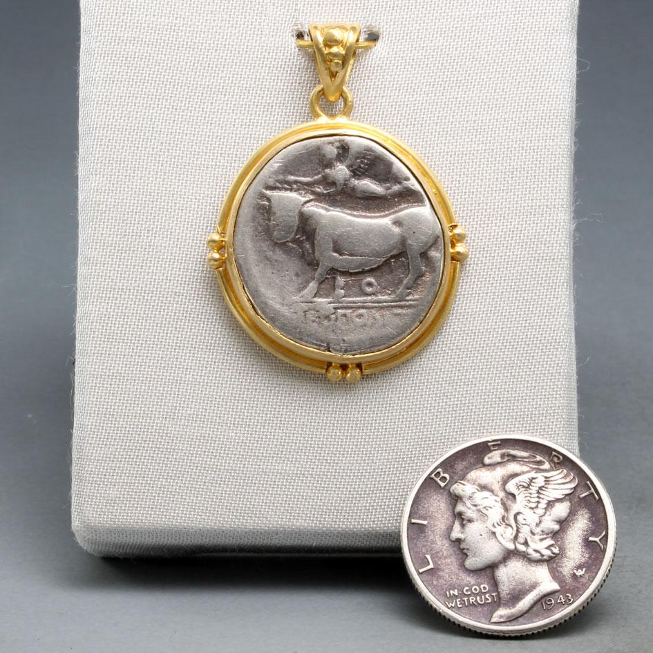Un autentico didramma d'argento coniato tra il 275 e il 250 a.C. nella colonia greca di Neopoli (l'attuale Napoli) raffigura un toro con la testa di uomo che cammina verso destra, incoronato da Nike, la dea greca della vittoria.  Il toro è