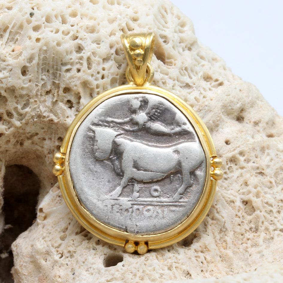 Grec classique Pendentif en or 18 carats représentant un taureau à tête humaine et une pièce de Nike de l'Antiquité grecque du IIIe siècle av. en vente