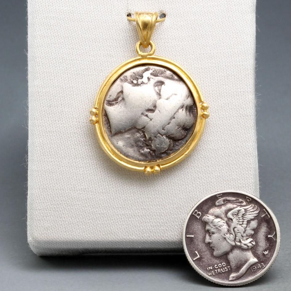 Pendentif en or 18 carats représentant un taureau à tête humaine et une pièce de Nike de l'Antiquité grecque du IIIe siècle av. Unisexe en vente