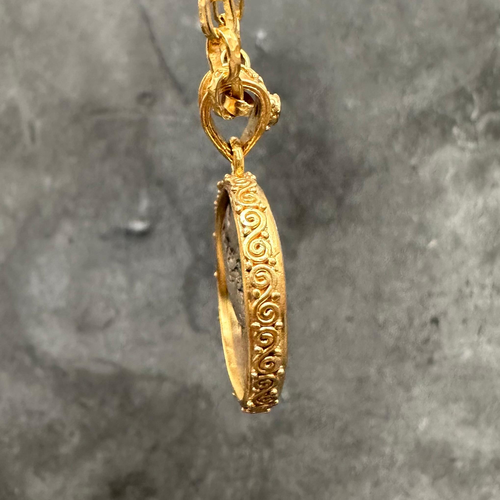 Ciondolo in oro NIKE dell'antica Grecia del III secolo a.C. con Nike e toro con testa d'uomo in vendita 5