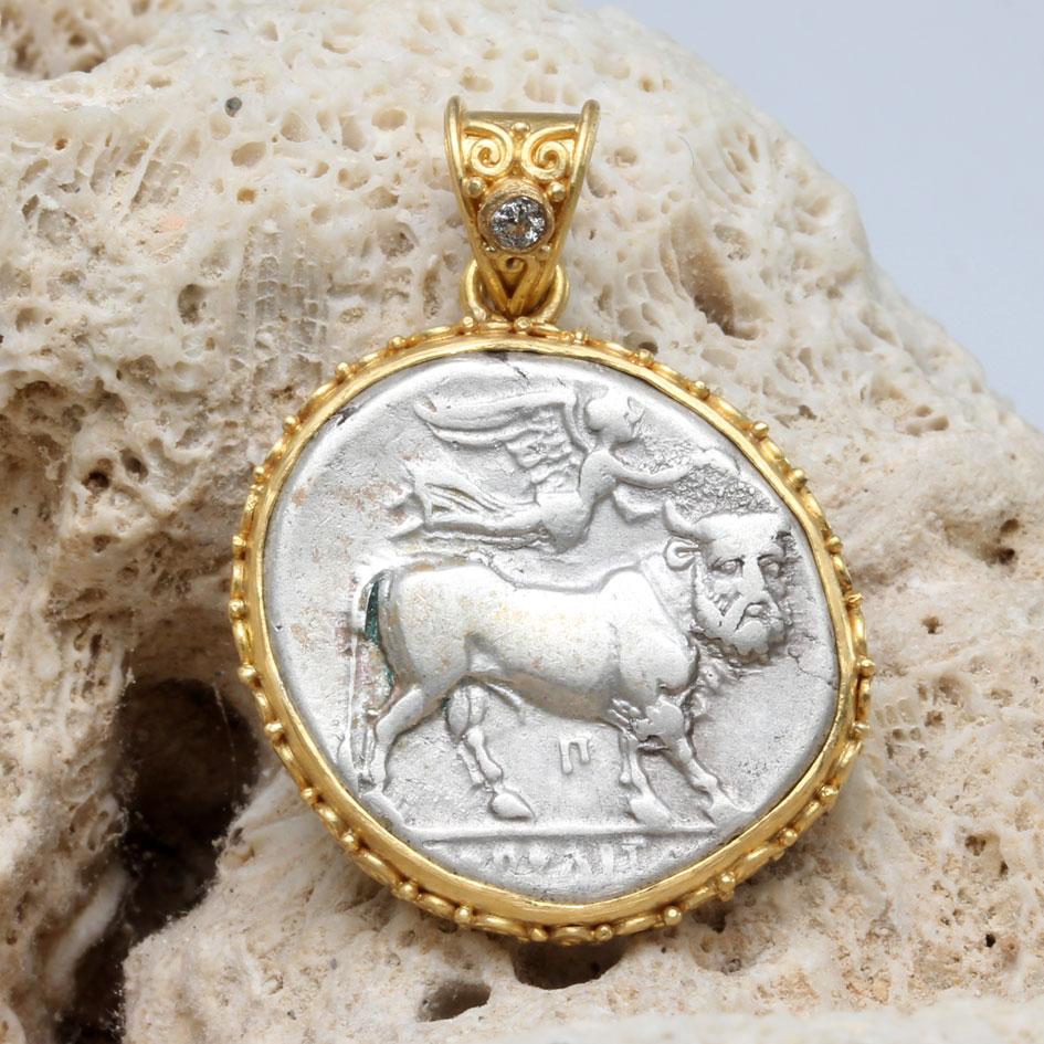 Un'autentica moneta d'argento greca di alta qualità, proveniente dalla colonia di Neopolis (l'attuale Napoli) del 275-250 a.C. nell'Italia meridionale, presenta una raffigurazione della dea Nike che regge una corona di fiori che sorvola un toro con