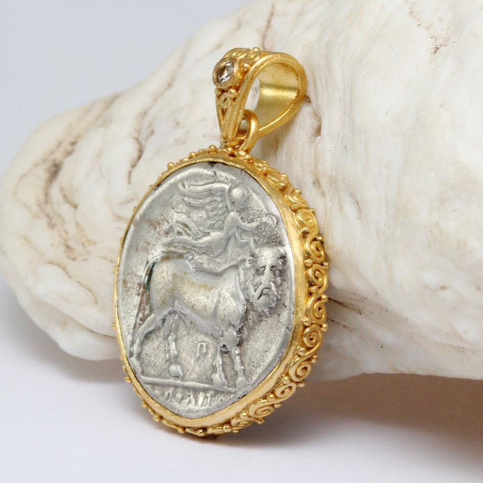 Greco classico Ciondolo in oro NIKE dell'antica Grecia del III secolo a.C. con Nike e toro con testa d'uomo in vendita