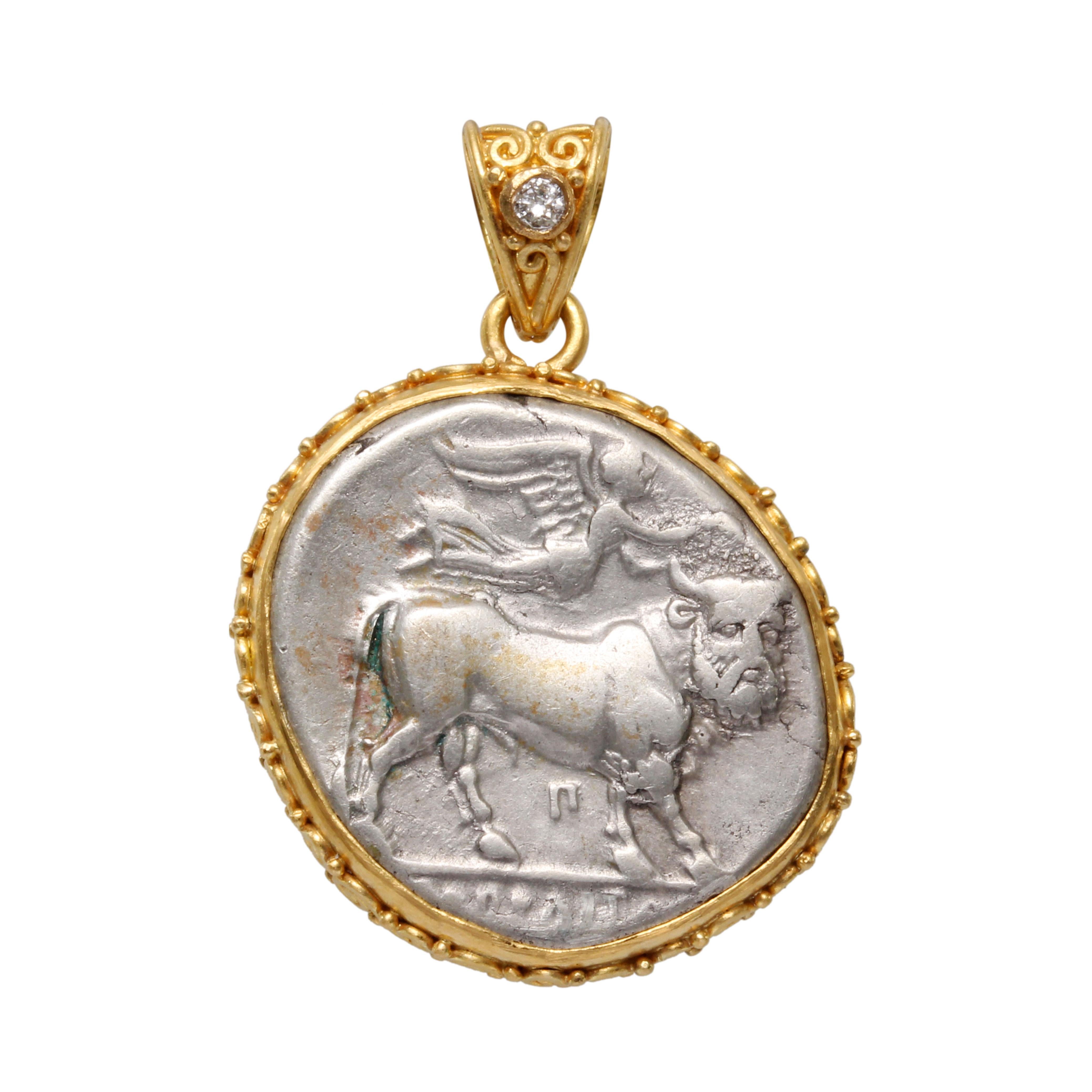 Ciondolo in oro NIKE dell'antica Grecia del III secolo a.C. con Nike e toro con testa d'uomo in vendita 1