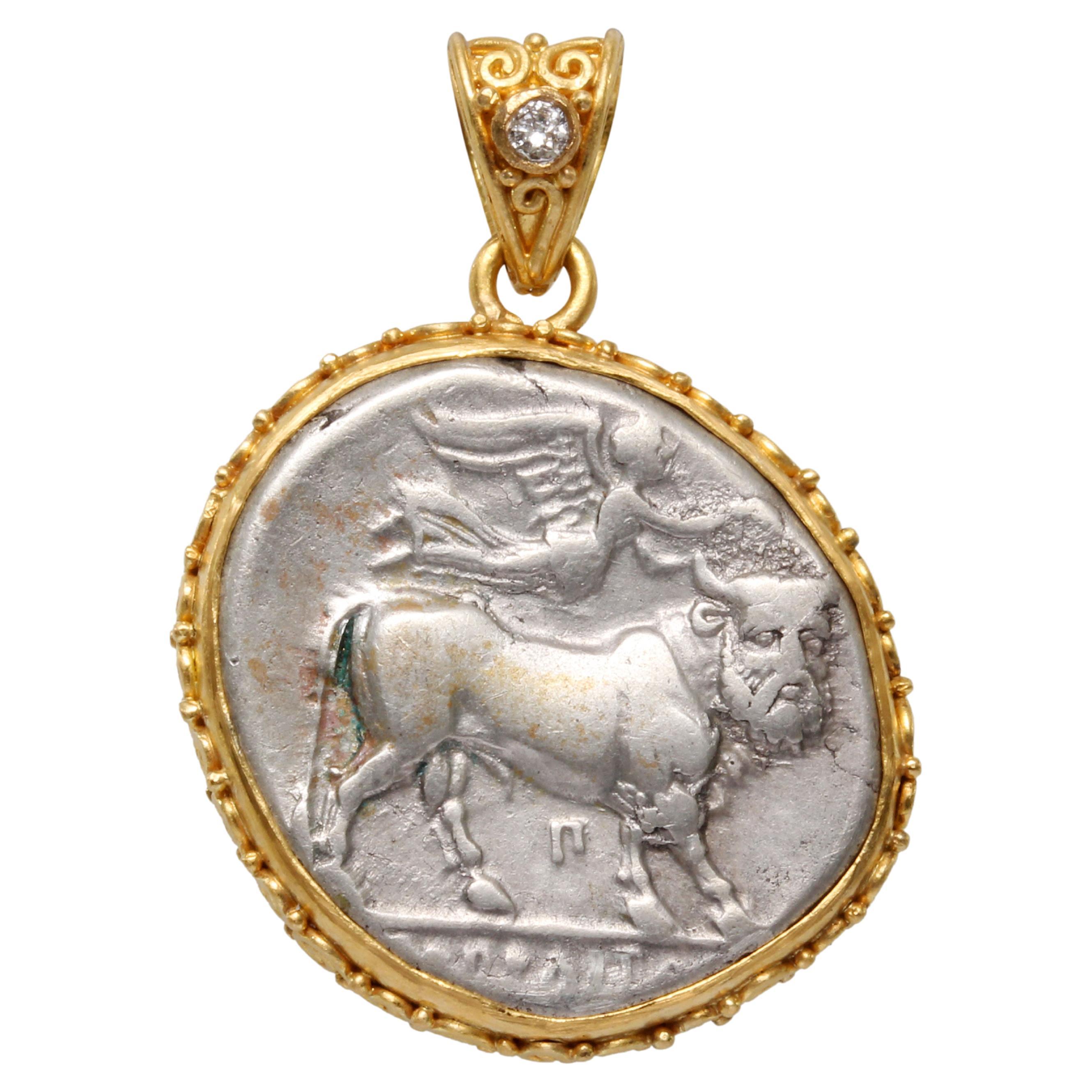 Ciondolo in oro NIKE dell'antica Grecia del III secolo a.C. con Nike e toro con testa d'uomo