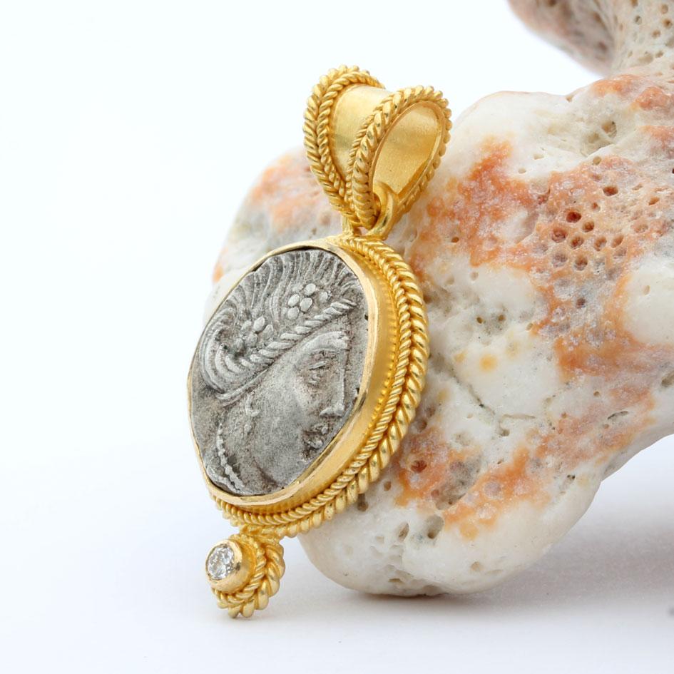 Greco classico Ancient Greek 3rd Century BC Nymph Coin Diamond 18K Gold Pendant in vendita