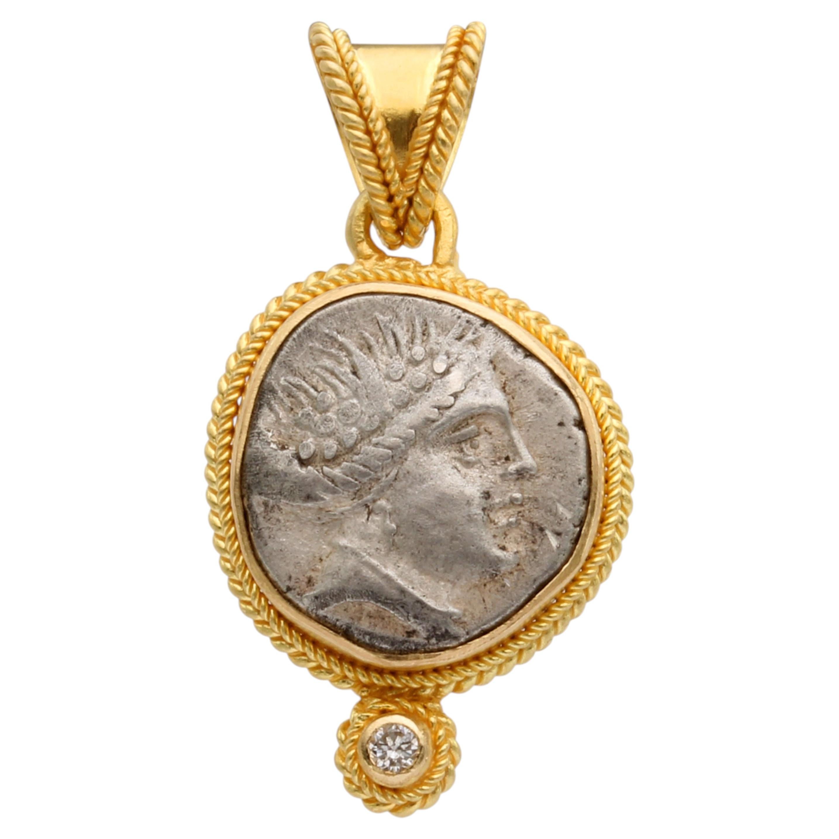 Ciondolo greco antico del III secolo a.C. in argento con moneta di ninfa e diamante in oro 18 carati in vendita