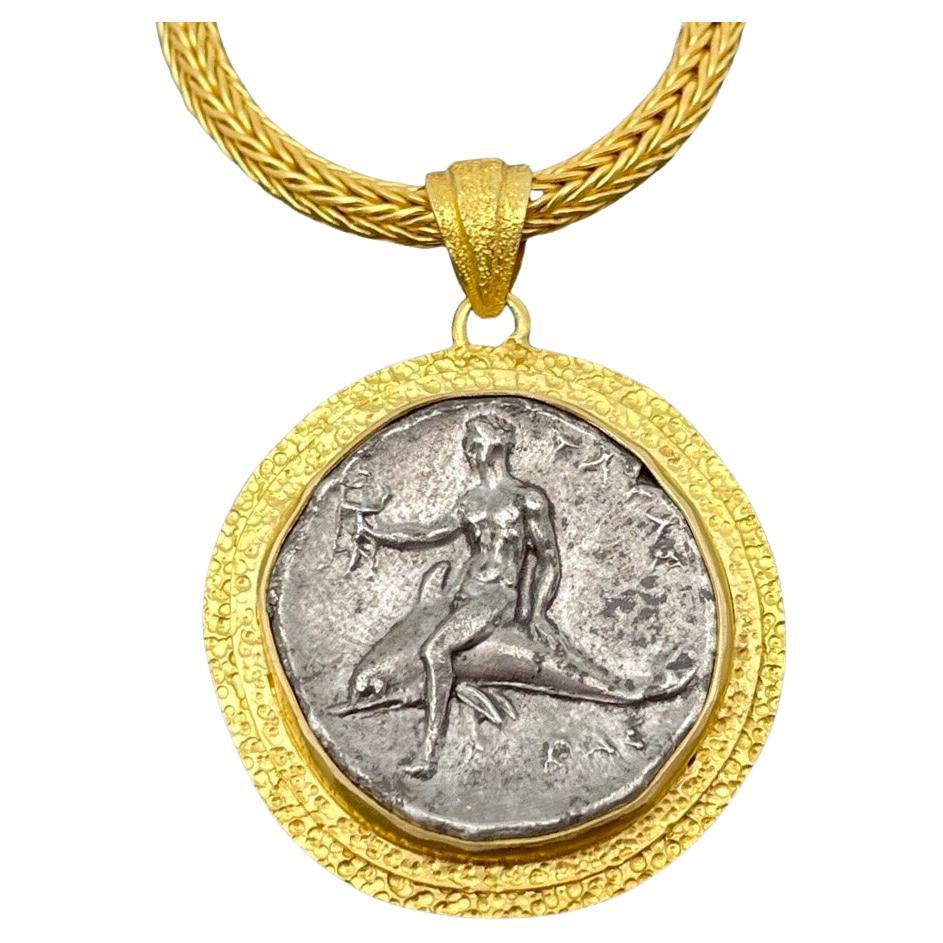 Pendentif en or 18 carats avec pièce de monnaie en forme de dauphin de la Grèce antique Tarentum du 3e siècle avant J.-C.