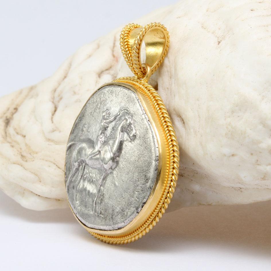 Antike griechische Jugend des 3. Jahrhunderts BC auf Pferd Münze 18K Gold Pedant im Zustand „Neu“ in Soquel, CA