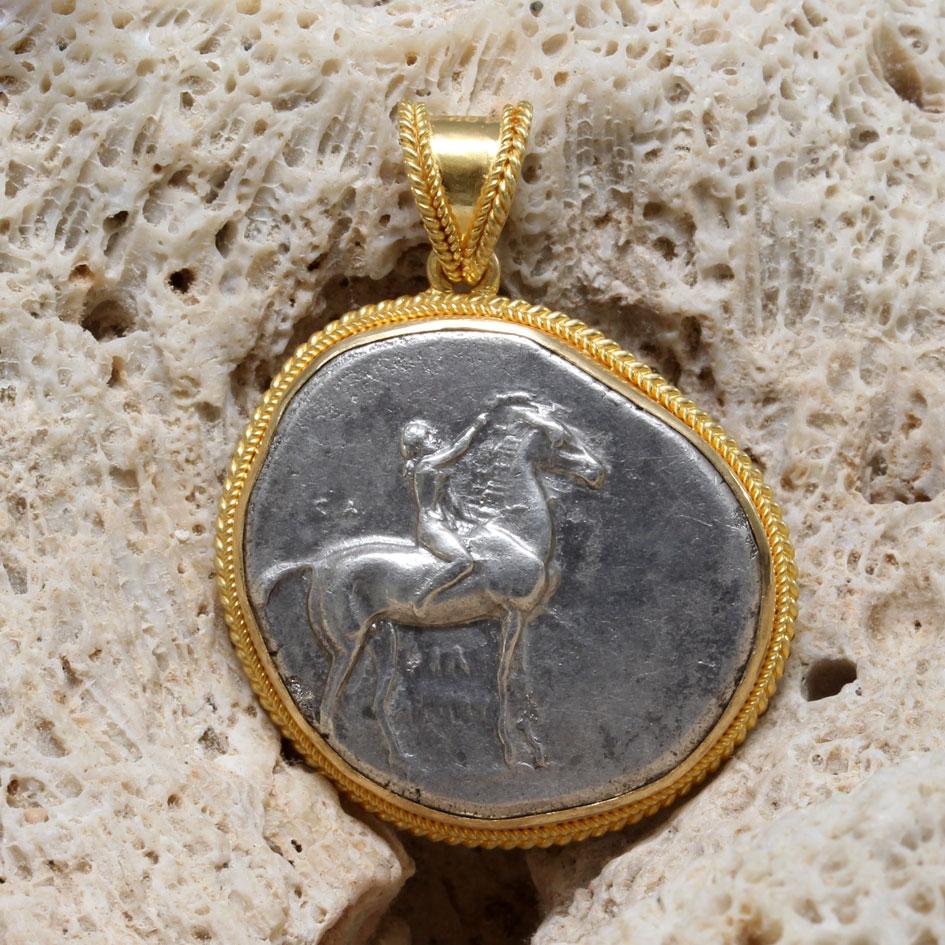 Antike griechische Jugend des 3. Jahrhunderts BC auf Pferd Münze 18K Gold Pedant für Damen oder Herren