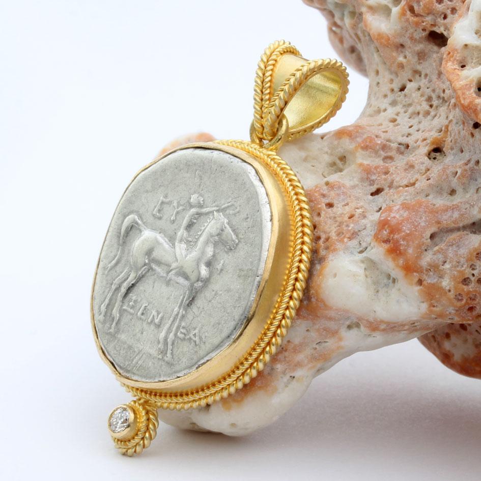 Antike griechische 3. Jahrhundert v. Chr. Jugend auf Pferd Münze Diamant 18K Gold-Anhänger (Klassisch-griechisch) im Angebot