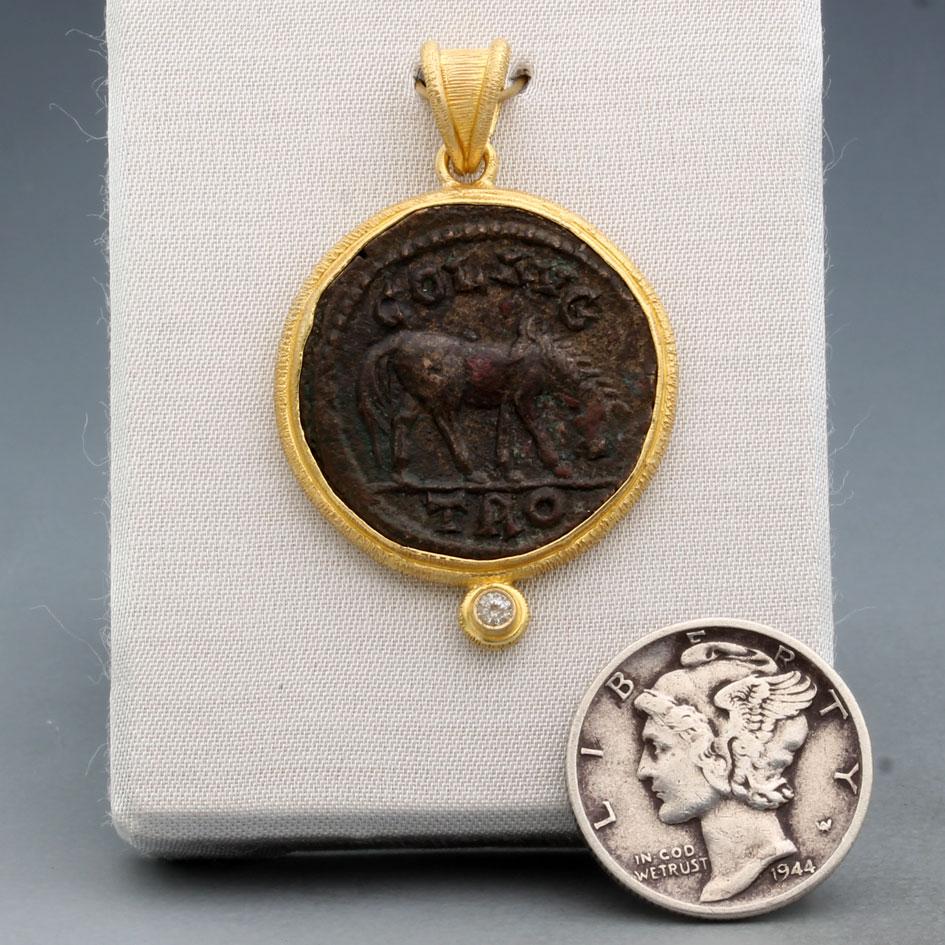 Grec classique Pendentif en or 18K avec diamant et pièce de monnaie grecque ancienne du IIIe siècle en forme de cheval en vente