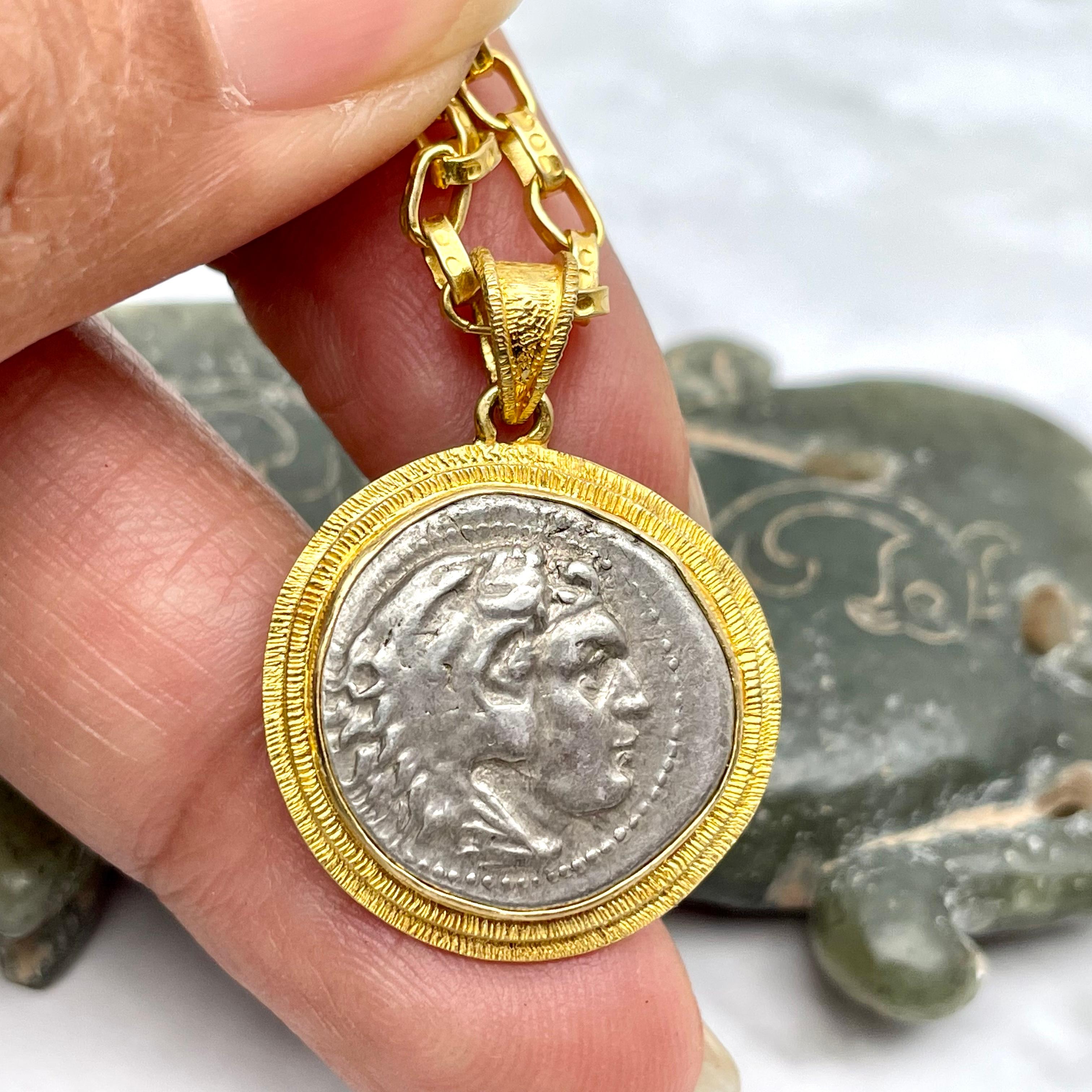 Pendentif en or 18 carats représentant une pièce de monnaie de l'Antiquité grecque du IVe siècle av. J.-C. Alexander the Great en vente 2