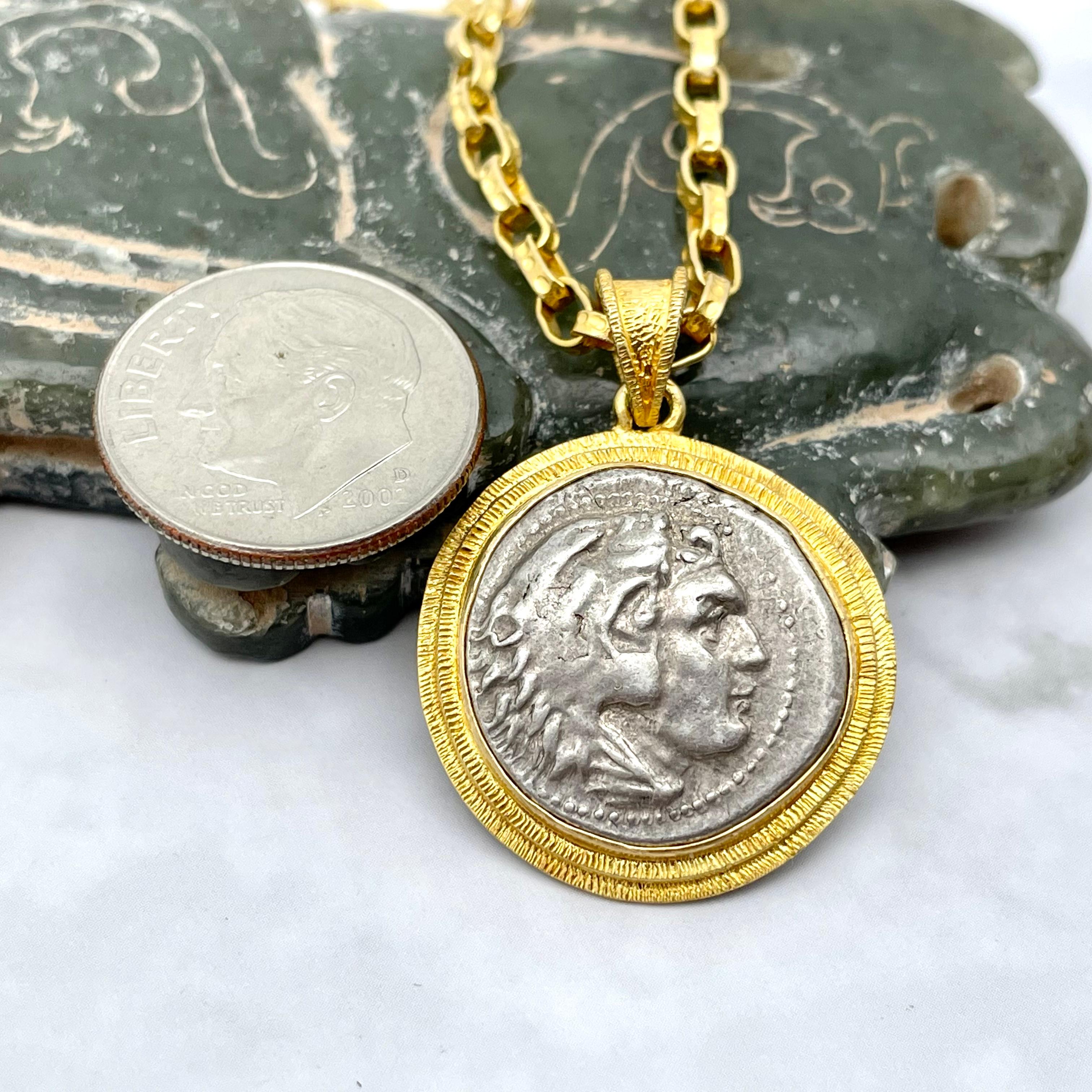 Grec classique Pendentif en or 18 carats représentant une pièce de monnaie de l'Antiquité grecque du IVe siècle av. J.-C. Alexander the Great en vente