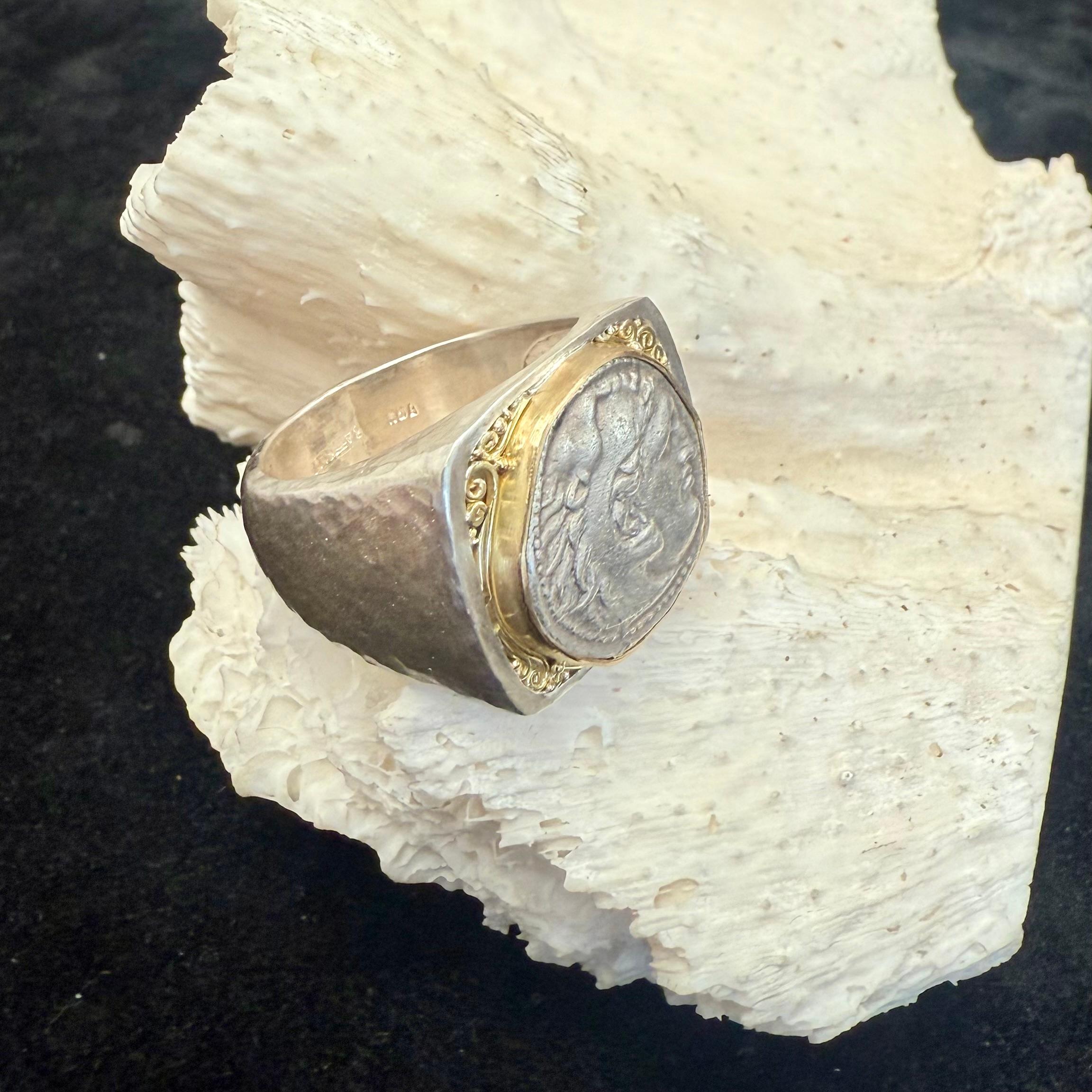 Anello con moneta antica greca del IV secolo a.C. di Alexander il Grande, in argento e oro 18 carati in vendita 5