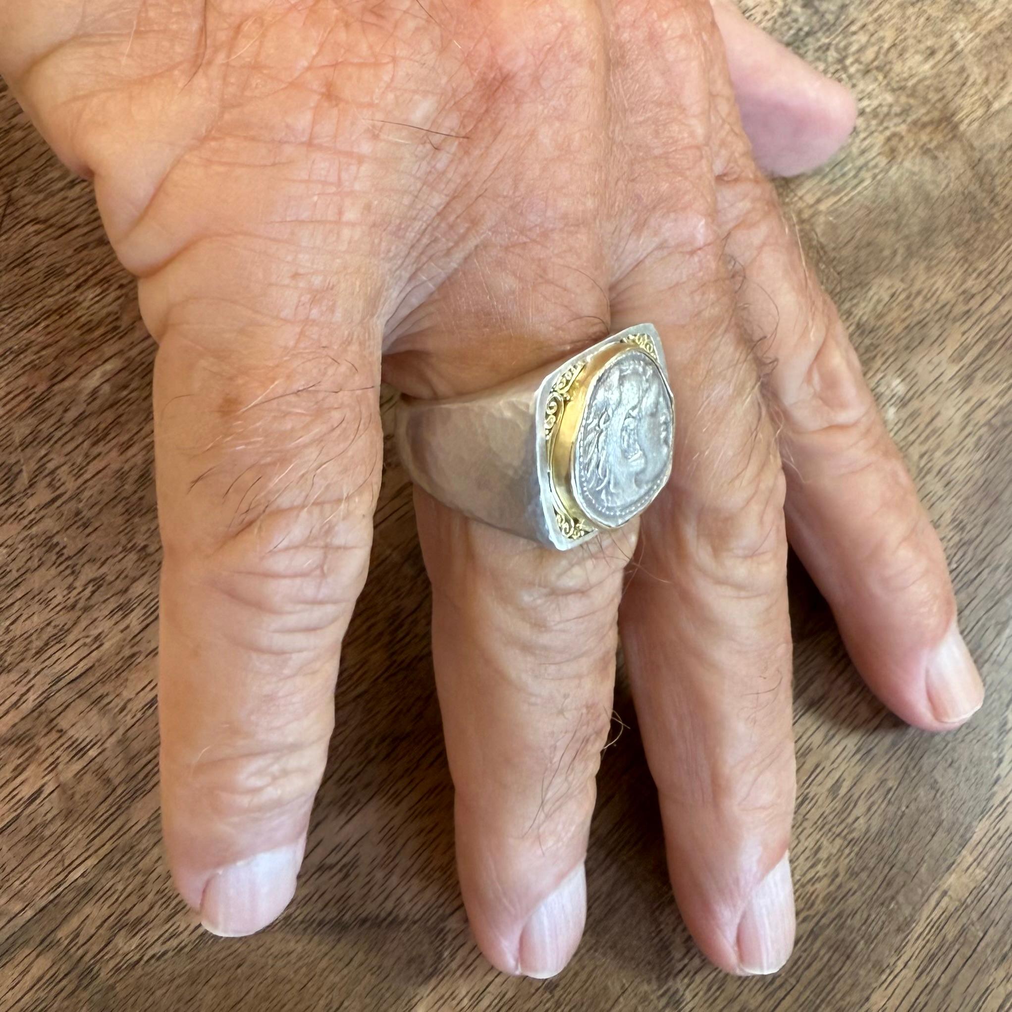 Anello con moneta antica greca del IV secolo a.C. di Alexander il Grande, in argento e oro 18 carati in vendita 6