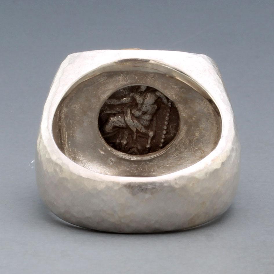 Uomo Anello con moneta antica greca del IV secolo a.C. di Alexander il Grande, in argento e oro 18 carati in vendita