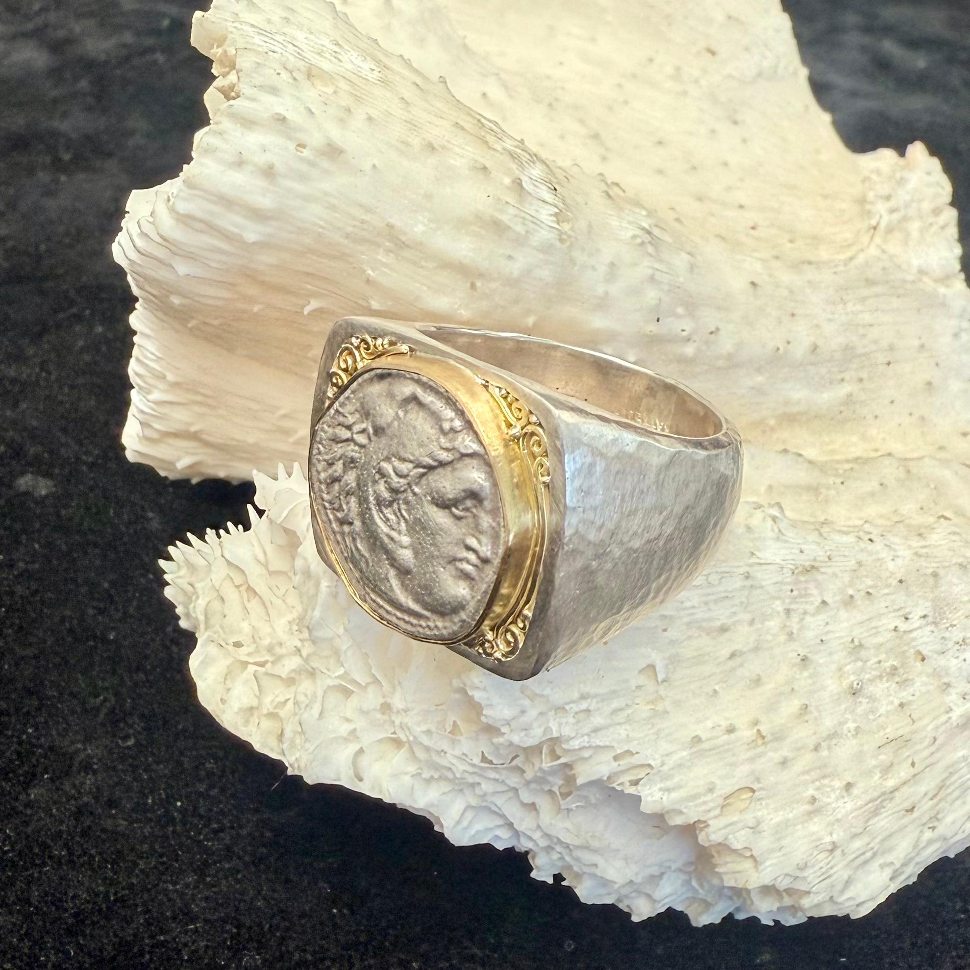 Anello con moneta antica greca del IV secolo a.C. di Alexander il Grande, in argento e oro 18 carati in vendita 2