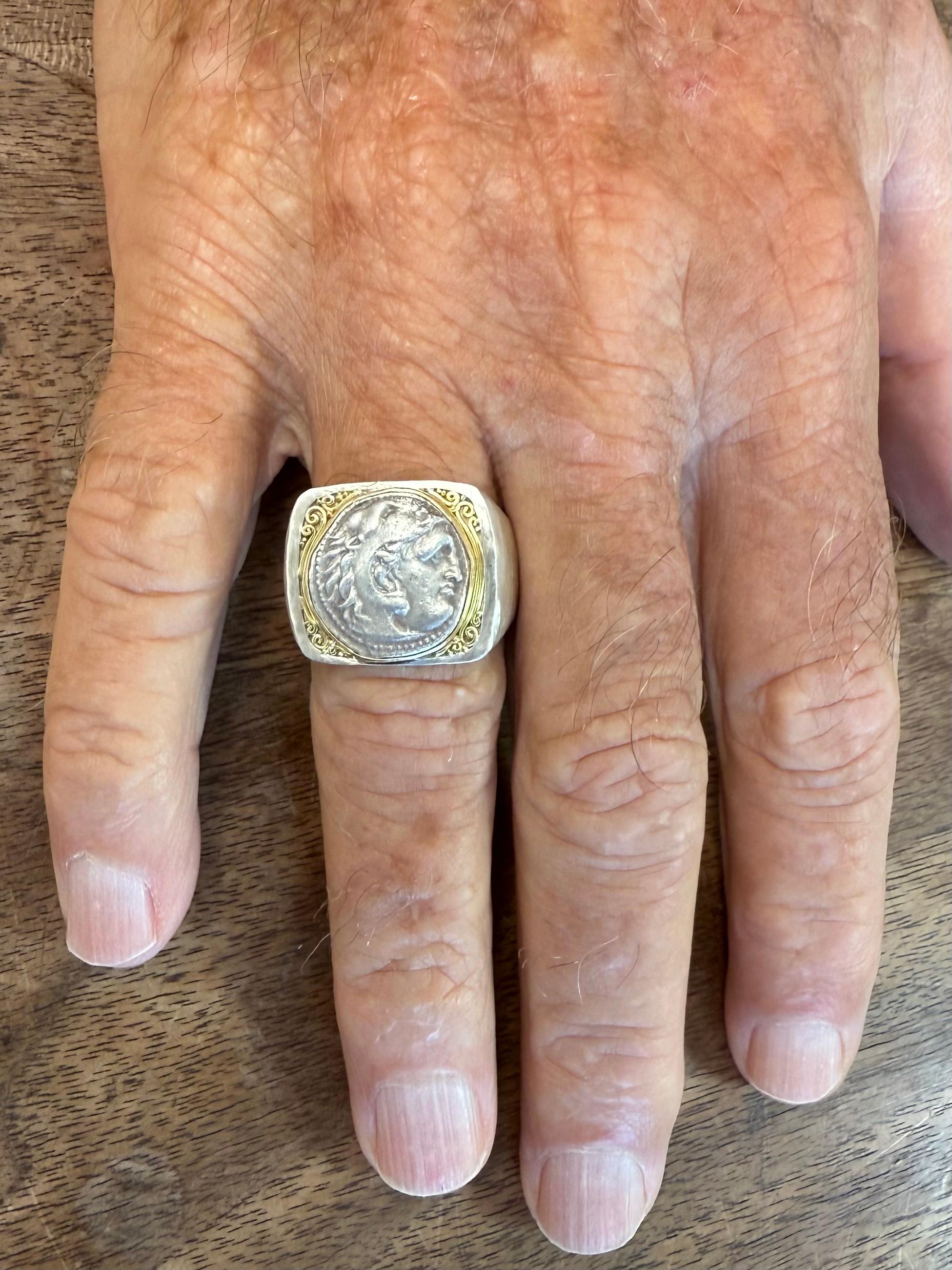 Anello con moneta antica greca del IV secolo a.C. di Alexander il Grande, in argento e oro 18 carati in vendita 3