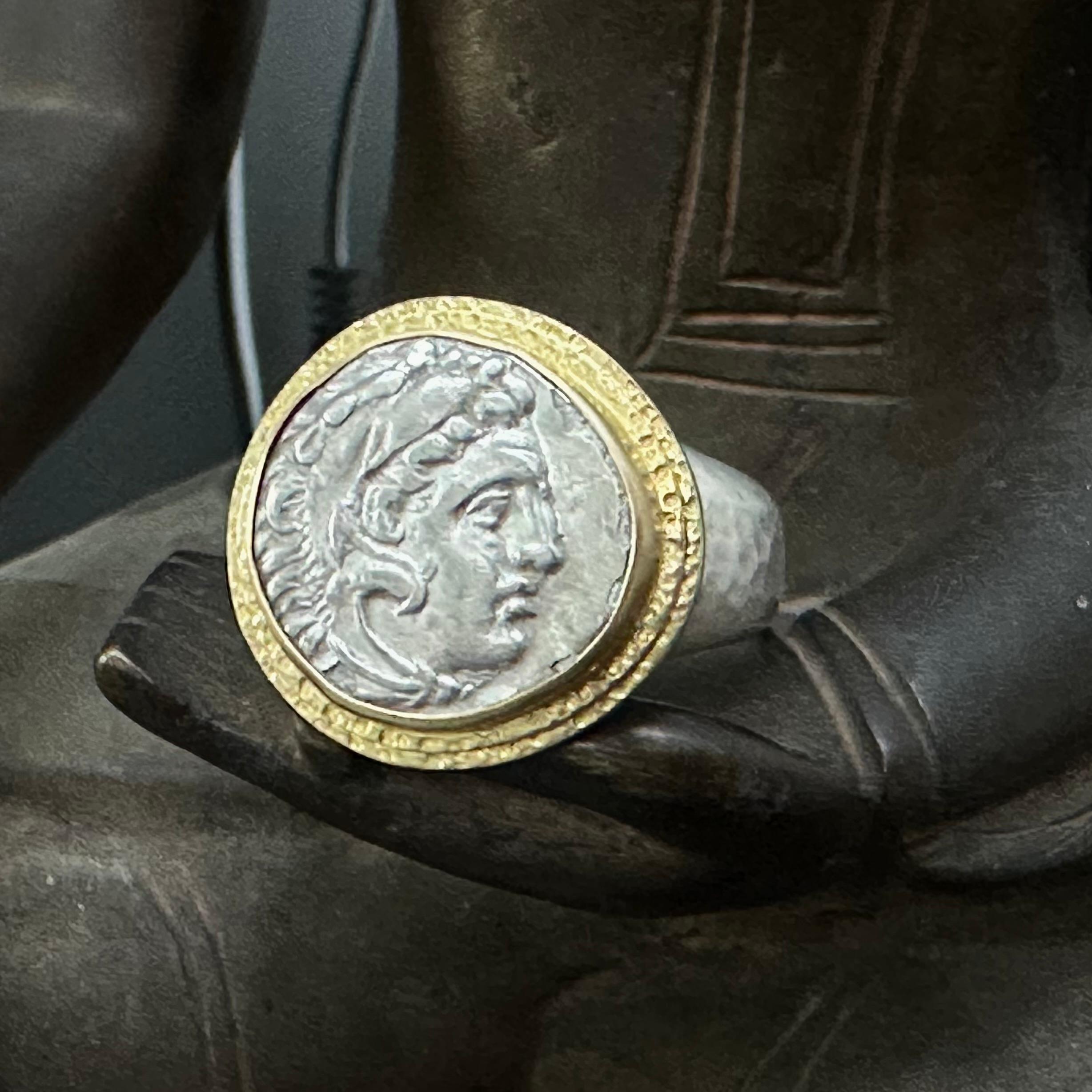 Eine echte Silber-Drachme aus dem antiken Makedonien 323-317 v. Chr. wurde im Namen Alexanders des Großen geprägt. Diese Münze, die den griechischen Sagenhelden Herakles mit einem Umhang aus Löwenfell zeigt, war in den von Alexander eroberten