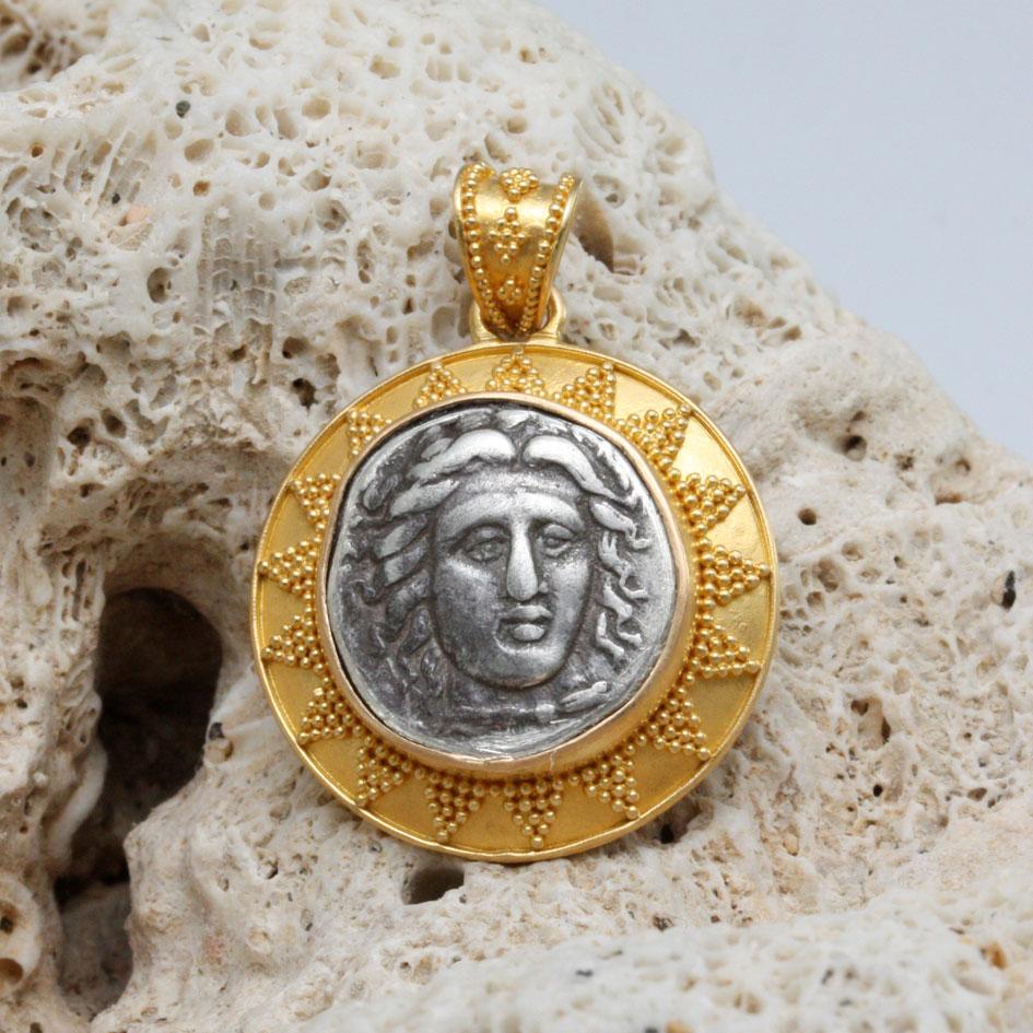 Pendentif en or 22K avec pièce d'Apollo de l'Antiquité grecque du 4e siècle avant J.-C. en vente 6