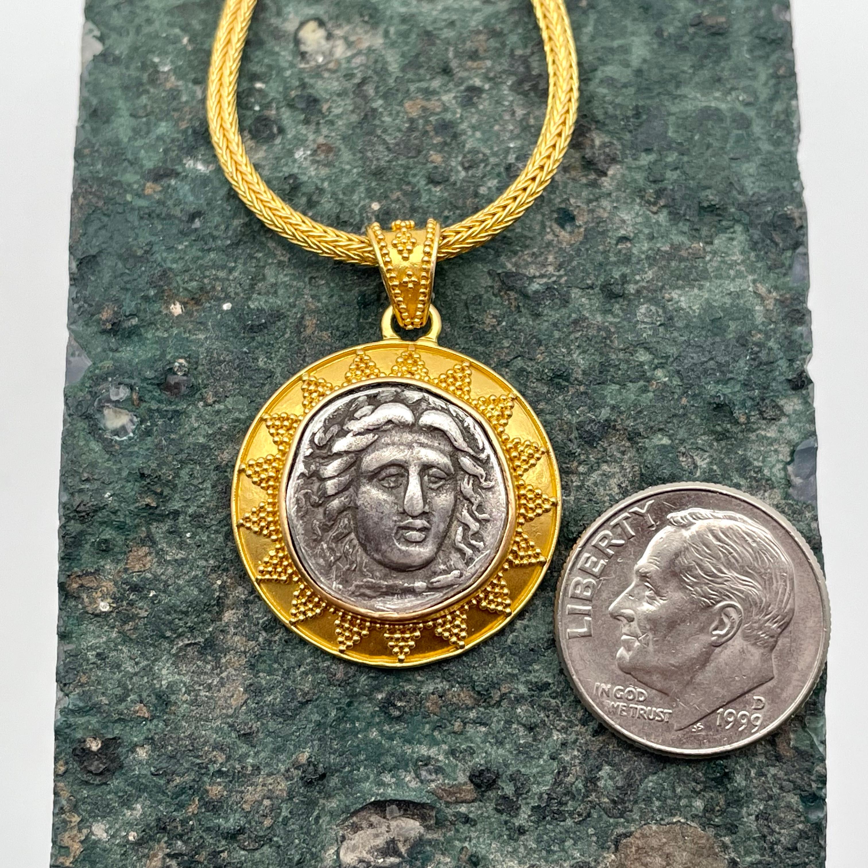 Une belle image du dieu grec Apollo est représentée sur une face de cette authentique pièce de monnaie en argent (drachme) datant de 340-334 avant J.-C. et frappée sous le règne du 