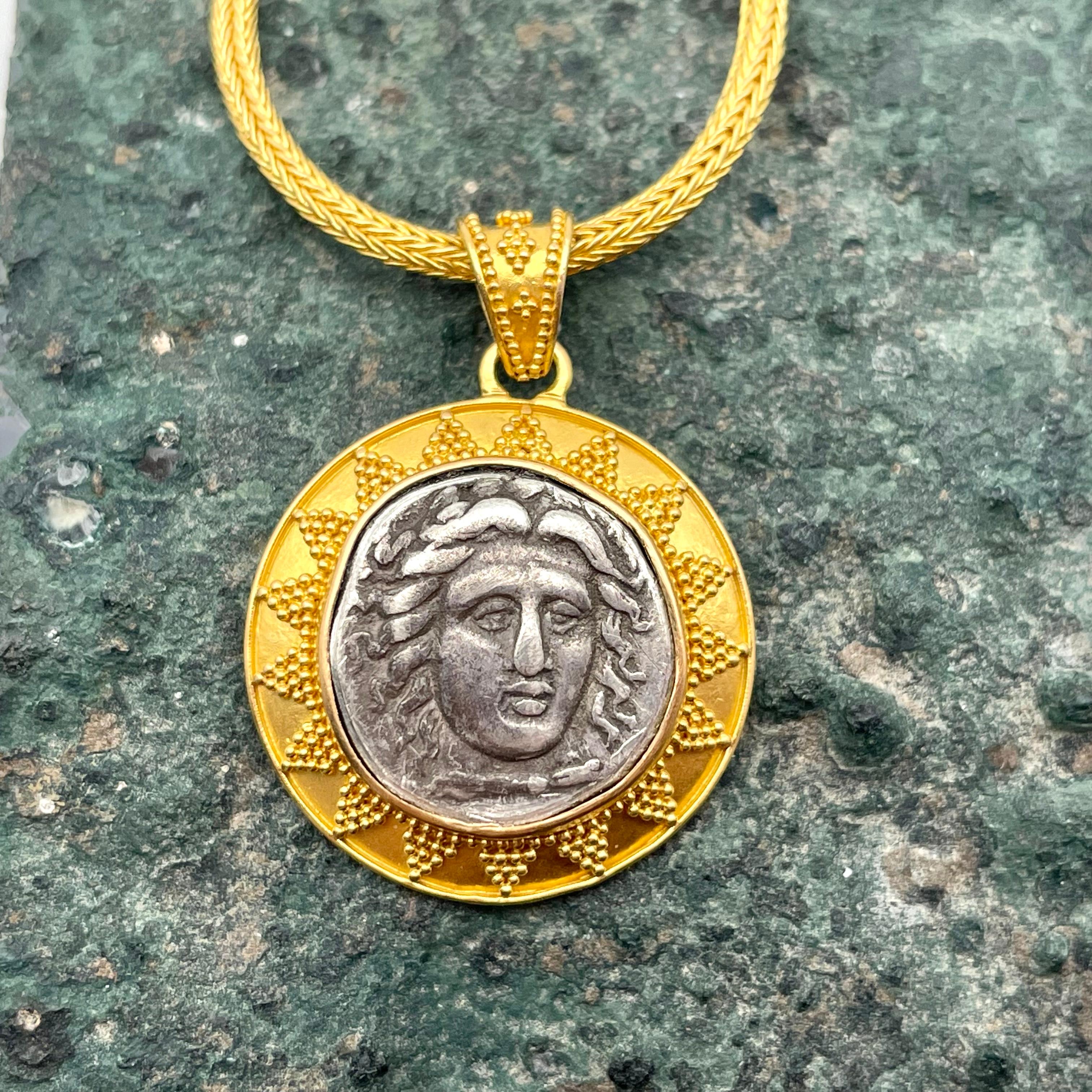 Pendentif en or 22K avec pièce d'Apollo de l'Antiquité grecque du 4e siècle avant J.-C. Unisexe en vente