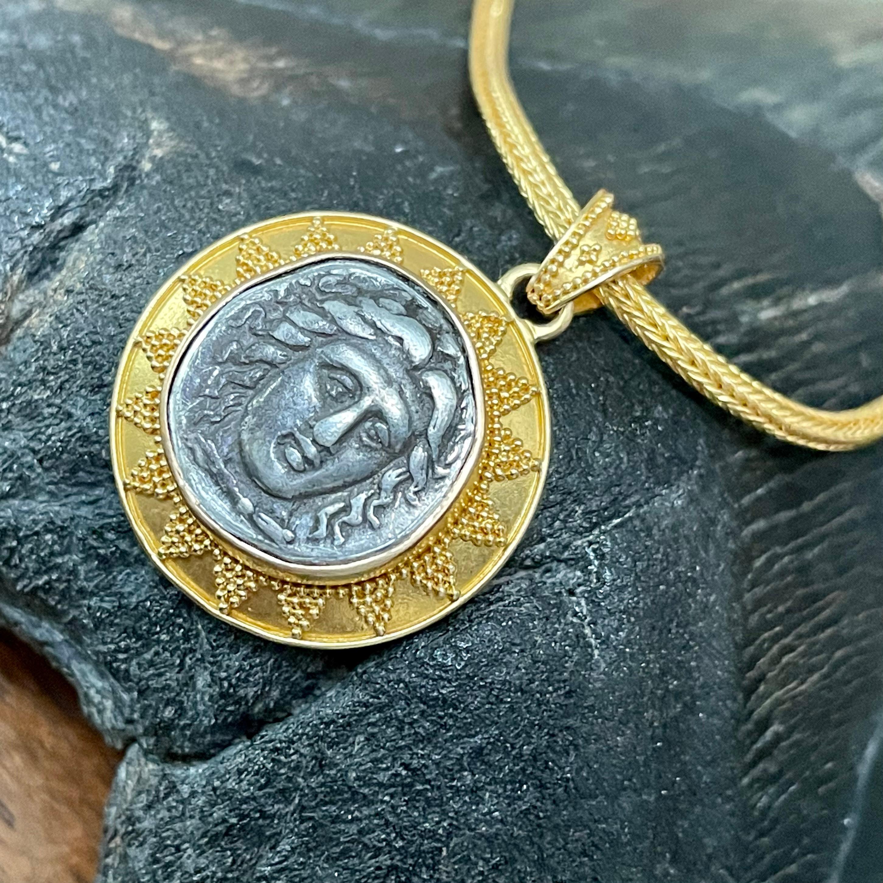 Pendentif en or 22K avec pièce d'Apollo de l'Antiquité grecque du 4e siècle avant J.-C. en vente 2