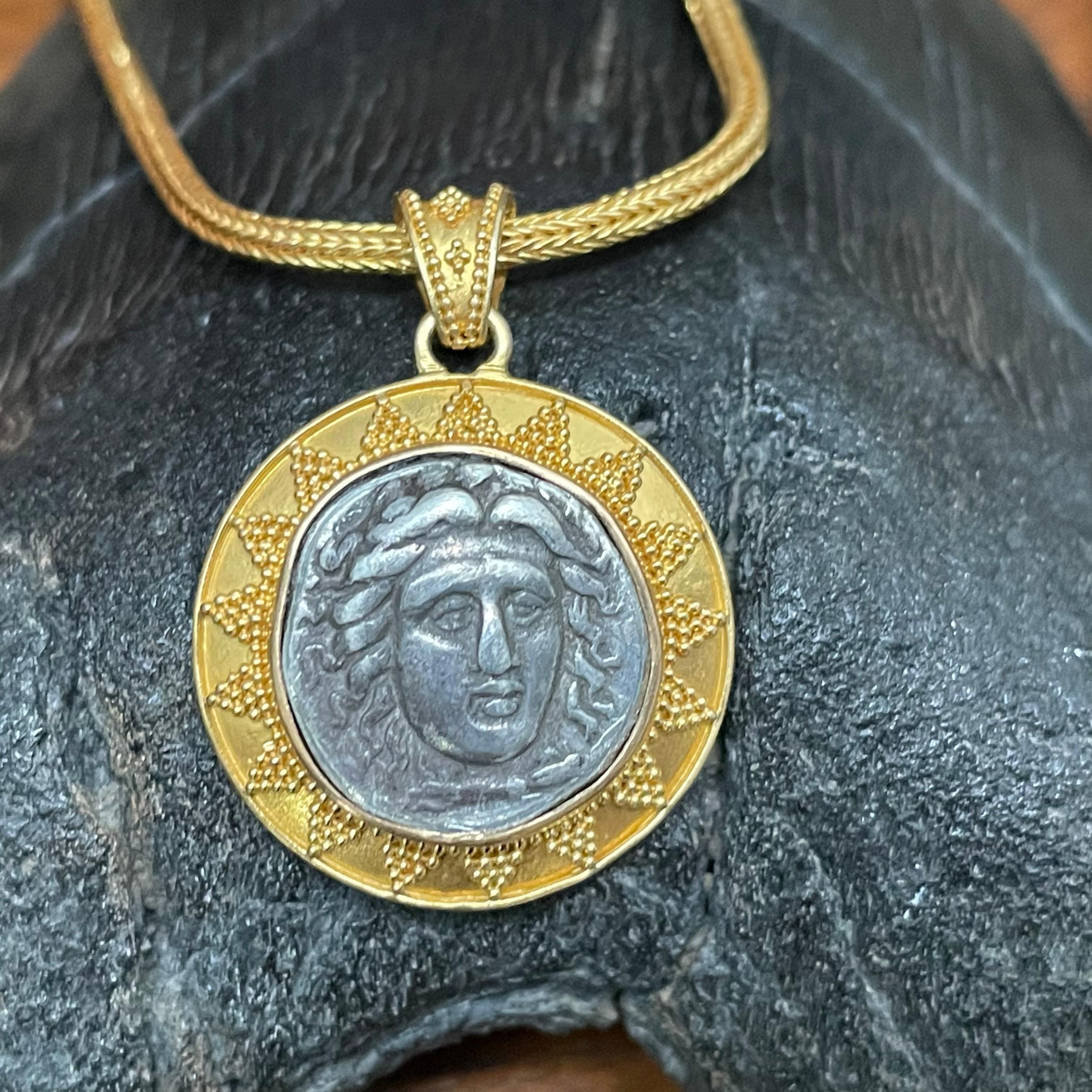 Pendentif en or 22K avec pièce d'Apollo de l'Antiquité grecque du 4e siècle avant J.-C. en vente 3