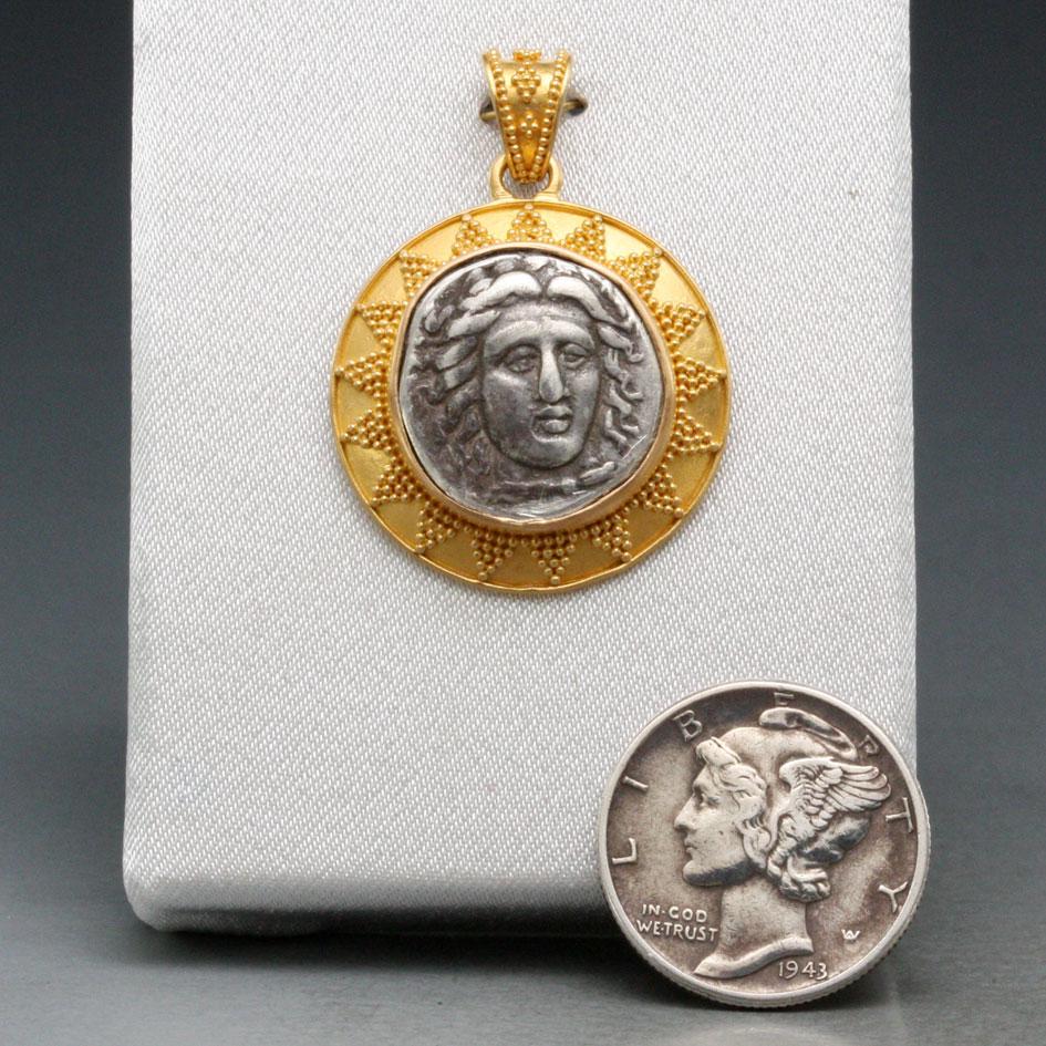 Pendentif en or 22K avec pièce d'Apollo de l'Antiquité grecque du 4e siècle avant J.-C. en vente 4