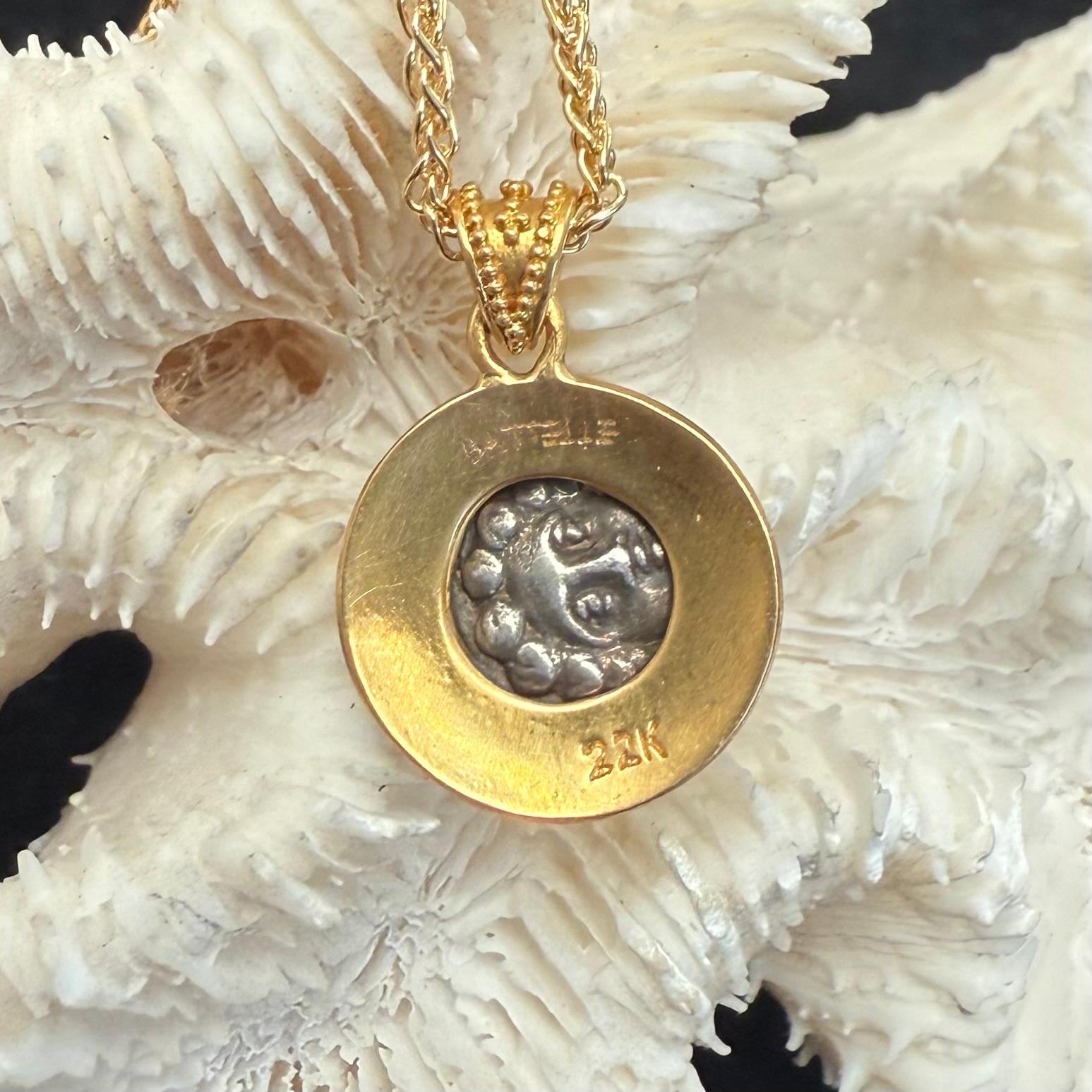 Pendentif en or 22K avec pièce de monnaie Athéna de l'Antiquité grecque du 4e siècle avant J.-C. en vente 5